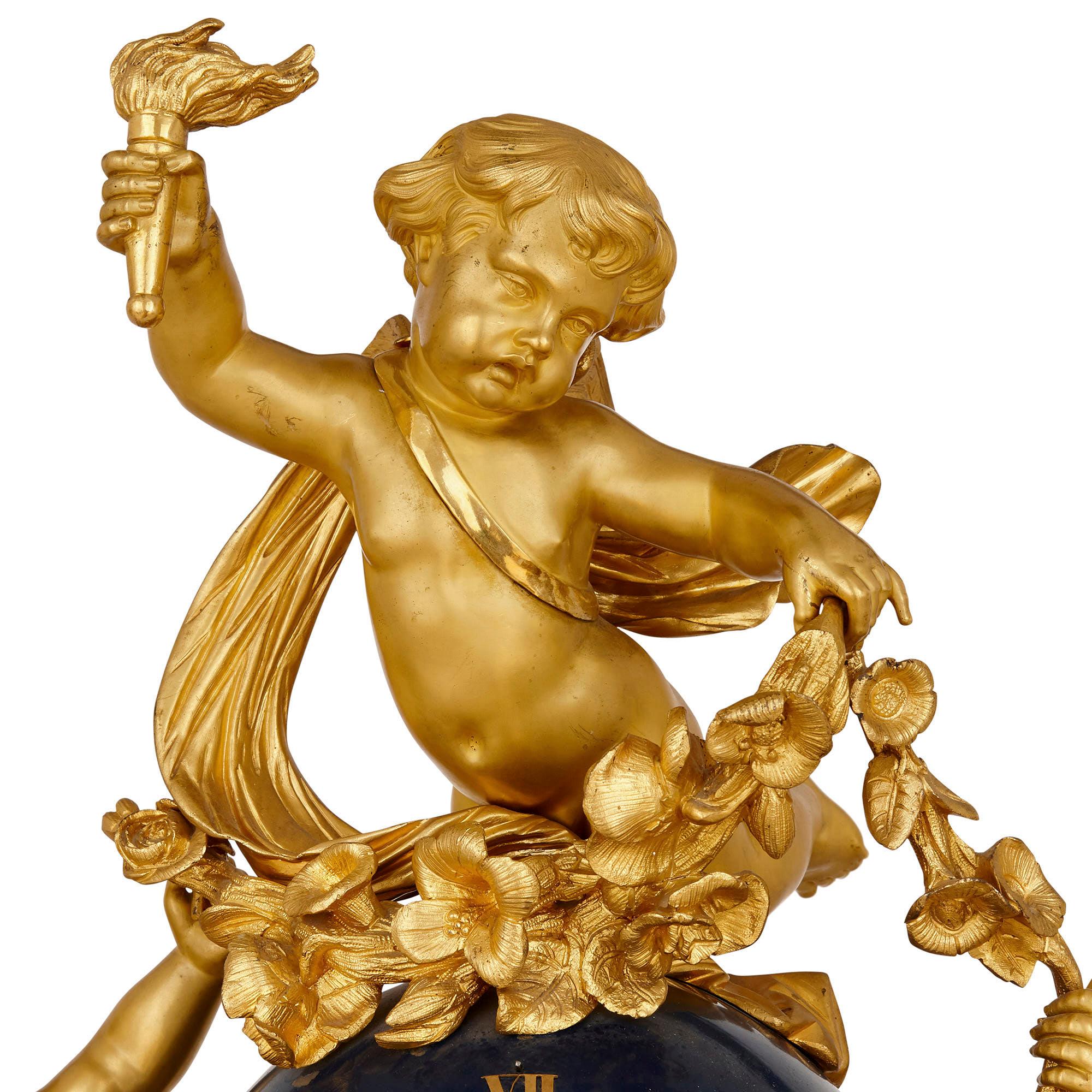 Große vergoldete Bronze-Uhrengarnitur mit Puttenmotiv von Popon (Vergoldet) im Angebot