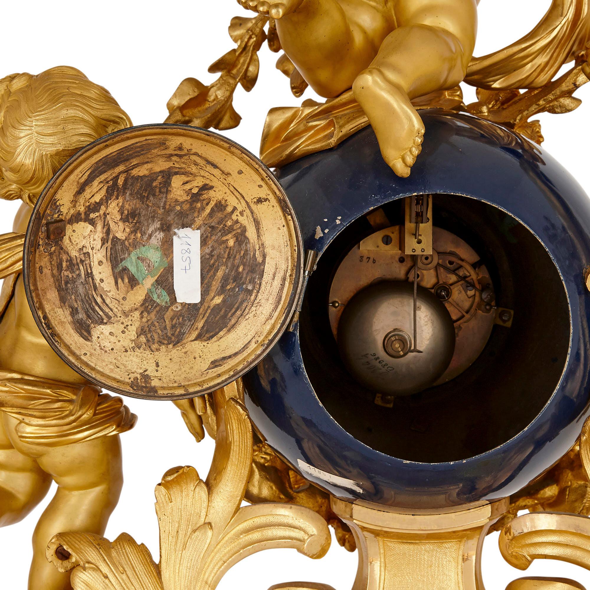 Große vergoldete Bronze-Uhrengarnitur mit Puttenmotiv von Popon (19. Jahrhundert) im Angebot