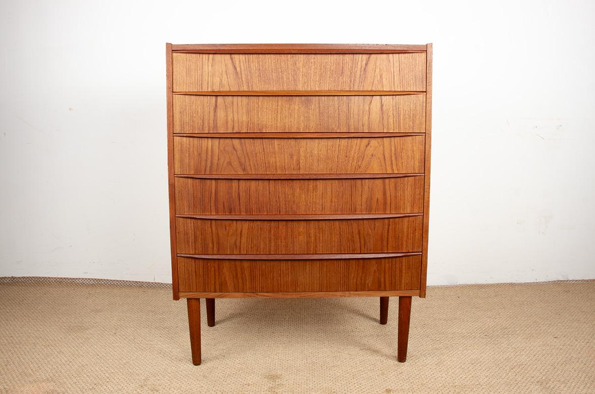 Superbe commode scandinave. Six grands tiroirs avec de grandes poignées incurvées offrent un vaste espace de rangement. Ce meuble de belle facture est idéal pour une chambre à coucher ou un bureau. Le grain est remarquable et les côtés sont