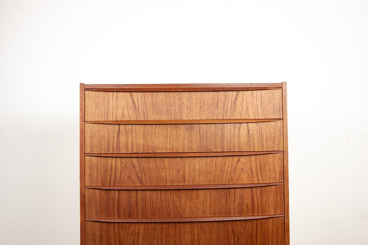 Scandinave moderne Grande commode à sept tiroirs, en teck, modèle 