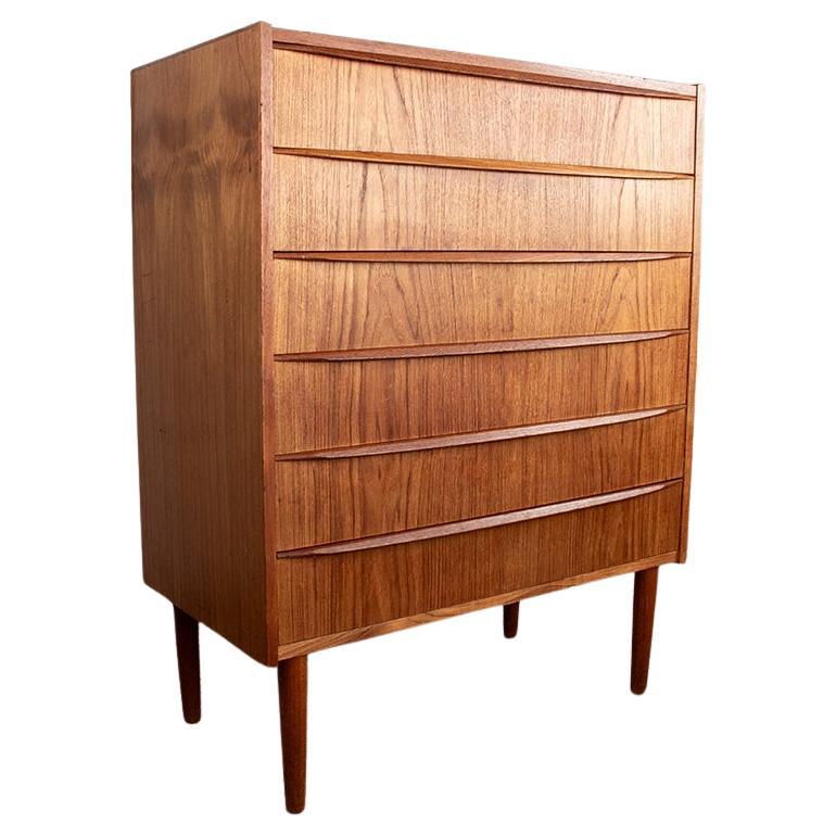 Grande cassettiera a sette cassetti, in teak, modello "Tallboy", Danimarca 1960.