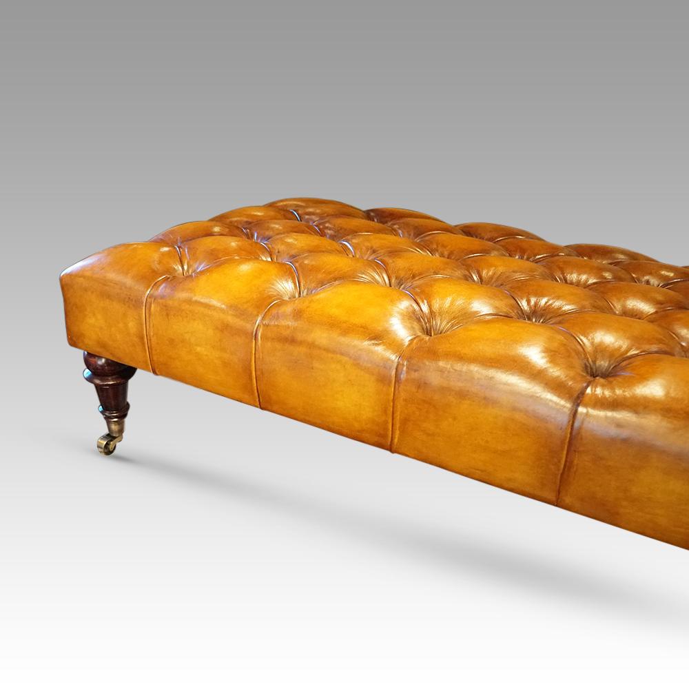 Large Chesterfield buttoned leather stool In New Condition For Sale In Salisbury, GB