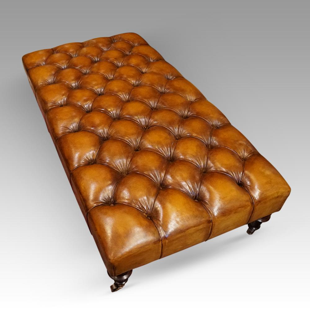 Large Chesterfield buttoned leather stool For Sale 1