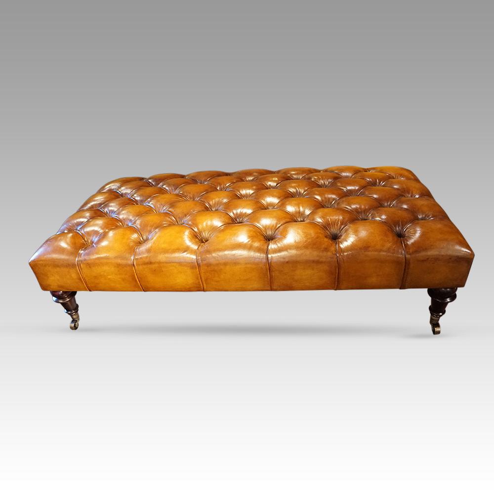Large Chesterfield buttoned leather stool For Sale 2