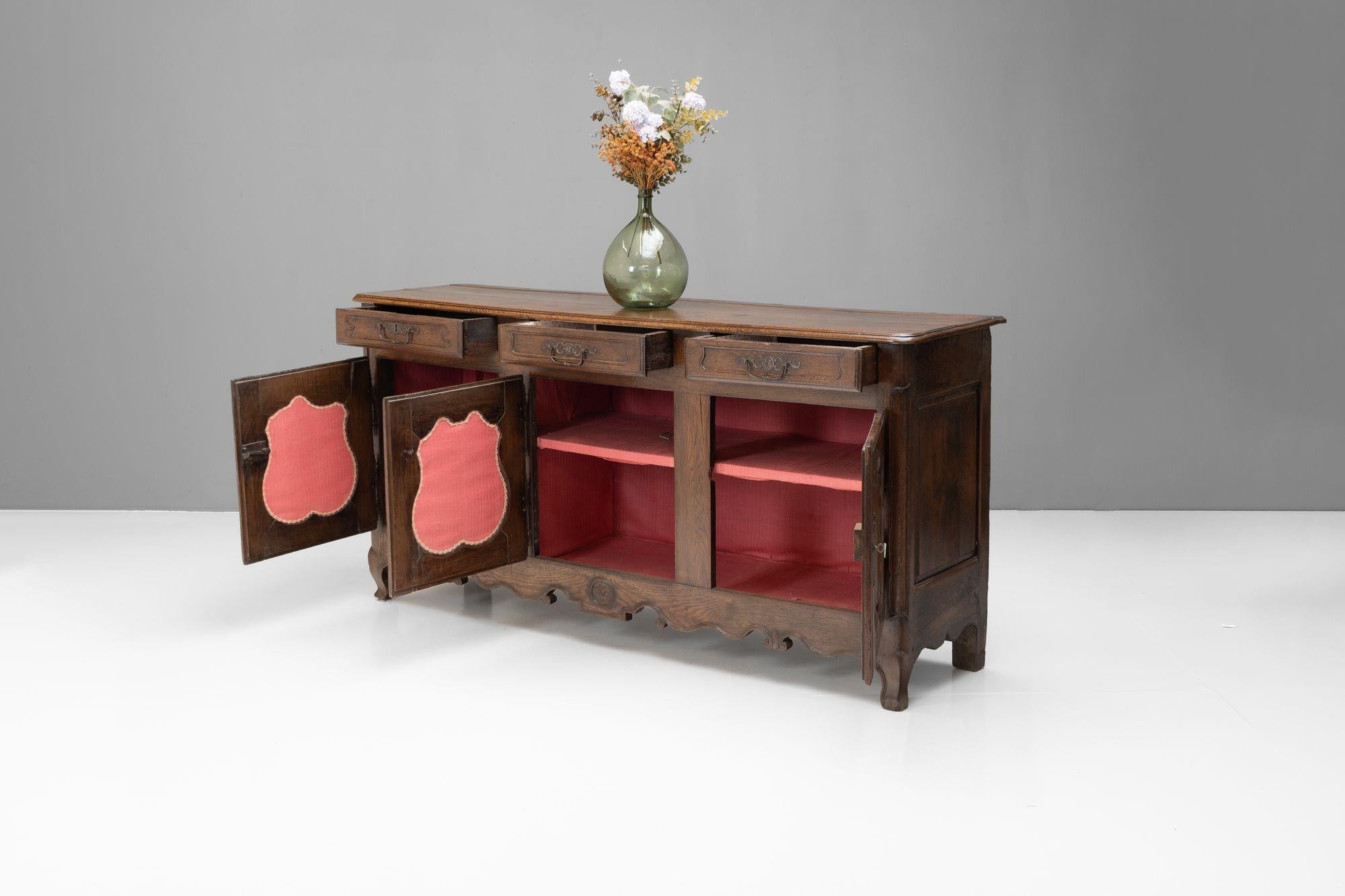 Bufé francés de tres puertas en castaño. Alrededor de 1880

Alto 100 cm x Ancho 204 cm x Fondo 51 cm