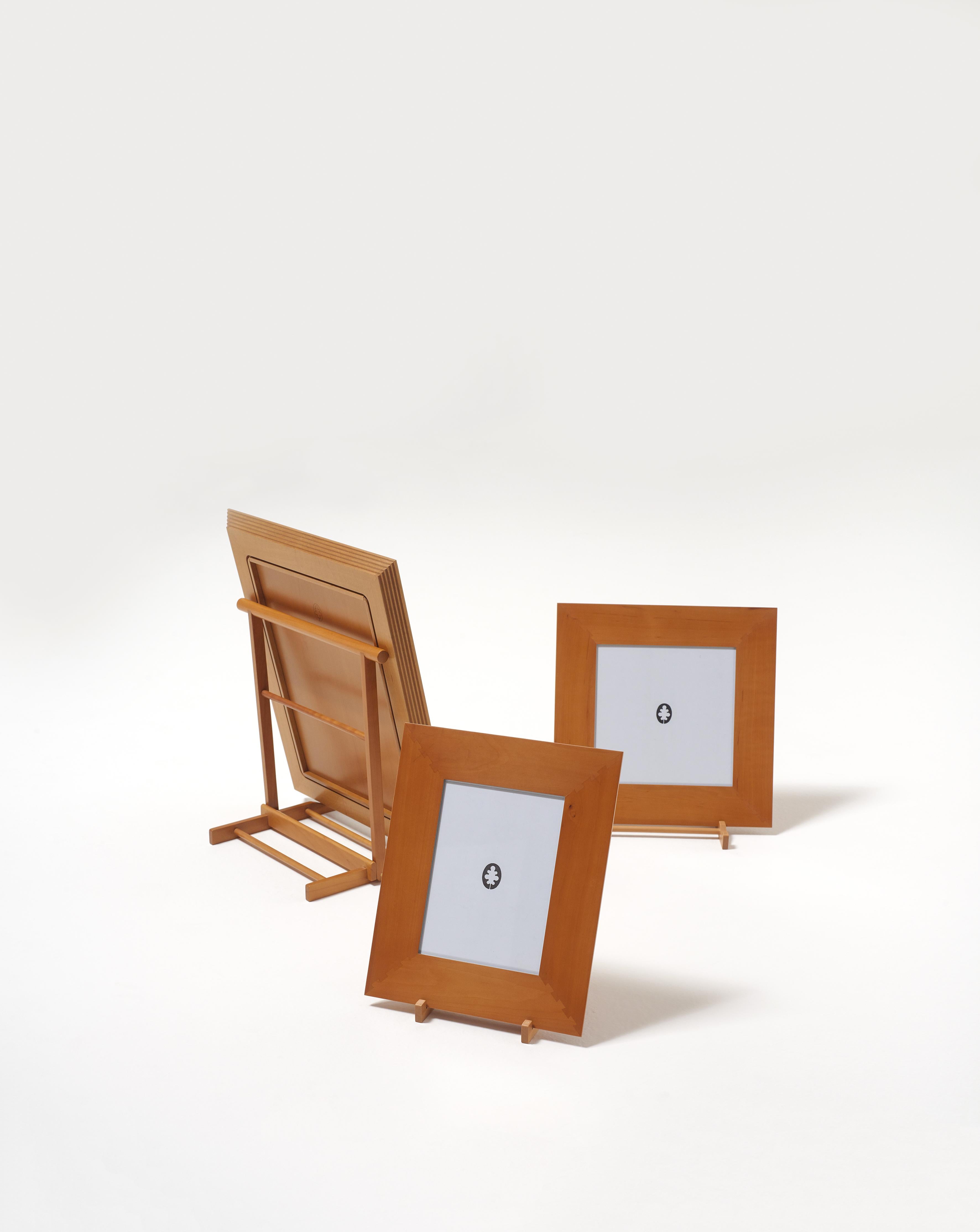 The Chevalet is an easel that was created in the Bottega Ghianda atelier in the eighties, from an original Idea by Gae Aulenti for the Musée d’Orsay in Paris. It is a small folding structure made of jagged strips of solid wood, to be adjusted to fit