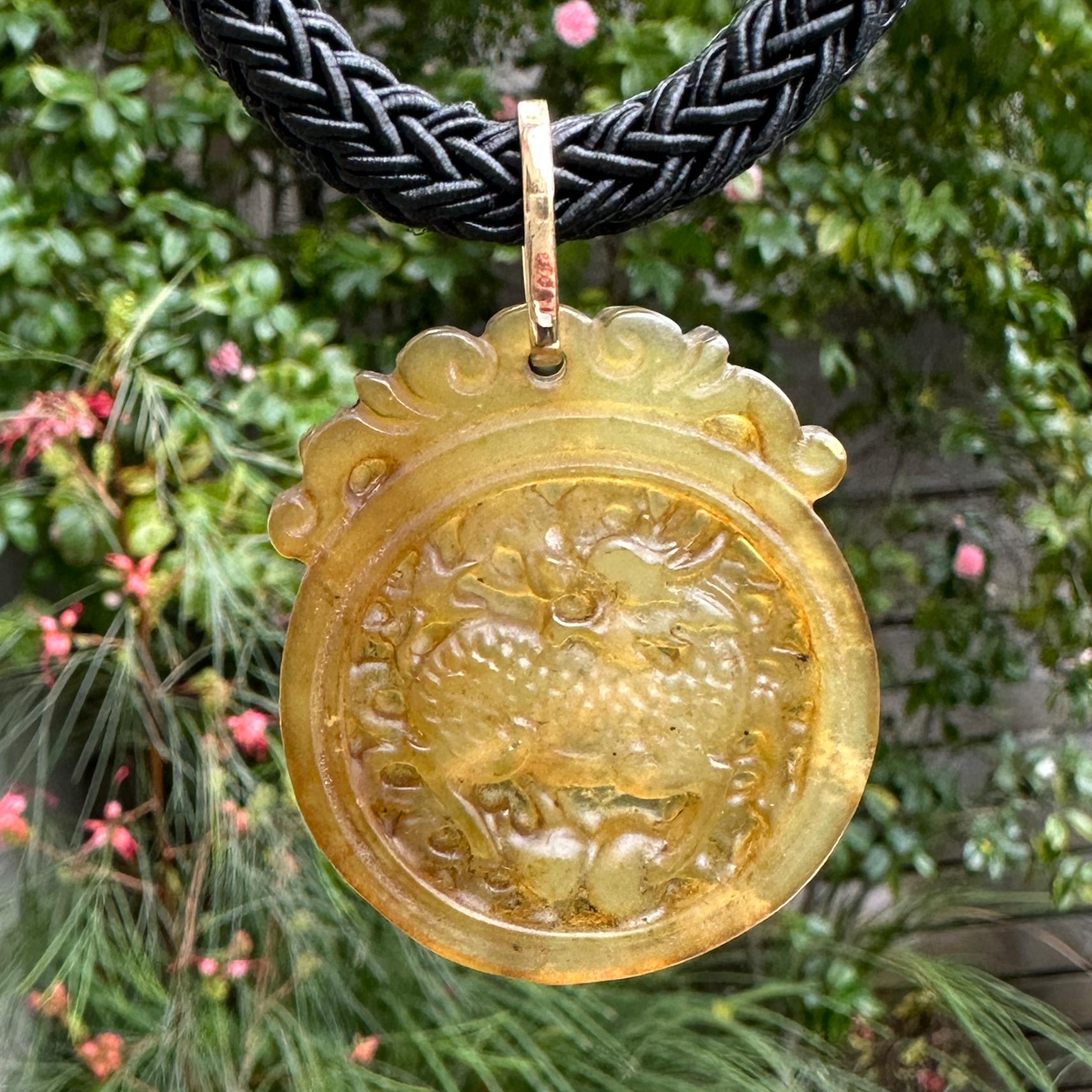 Großer Chi Ling-D Drachen-Amulet aus Nephrit-Jade, um 1970, mit 14 Karat Gold Bale (Ungeschliffen) im Angebot