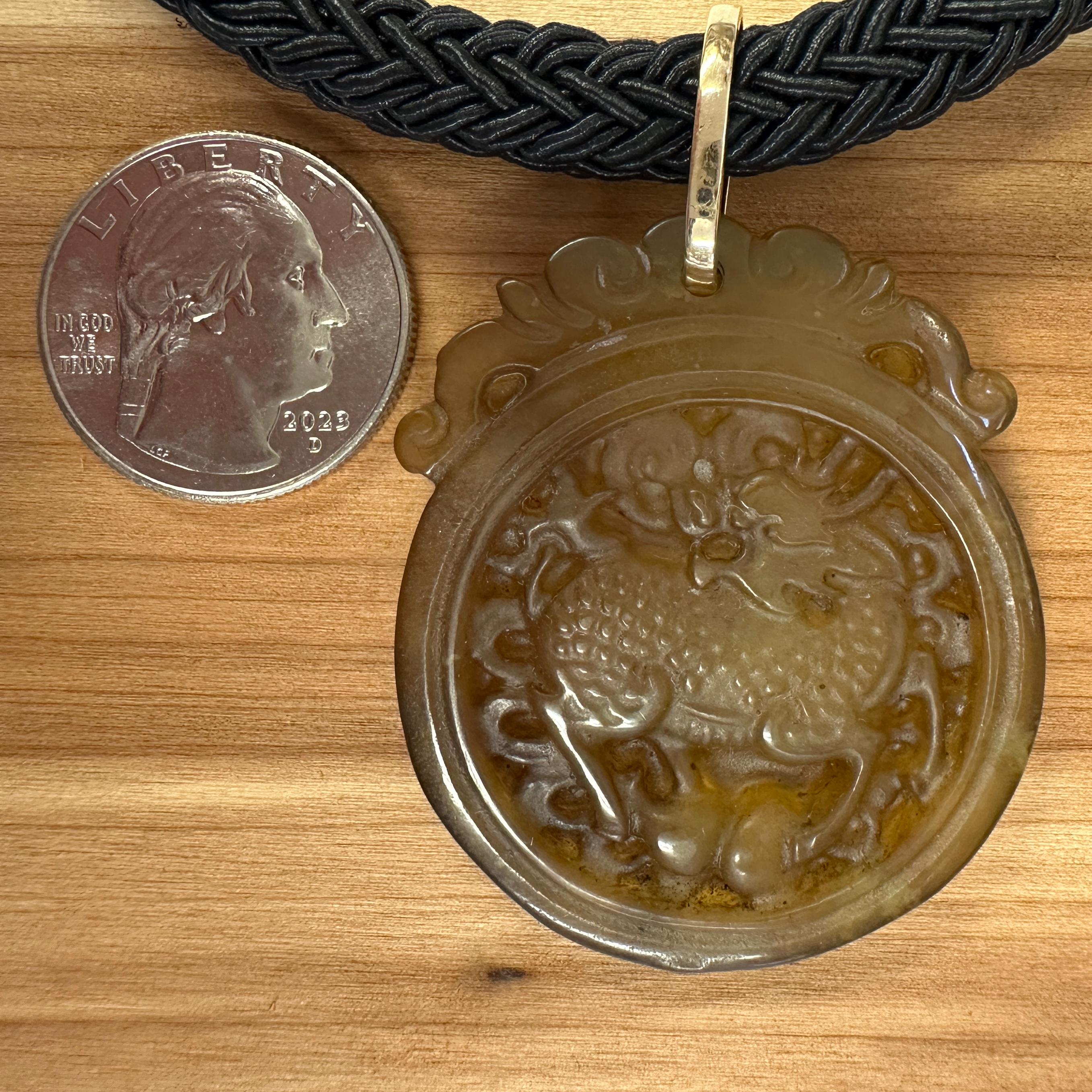 Grande amuleto Chi Ling Dragon in giada nefrite, 1970 circa, con balla in oro 14k in vendita 2
