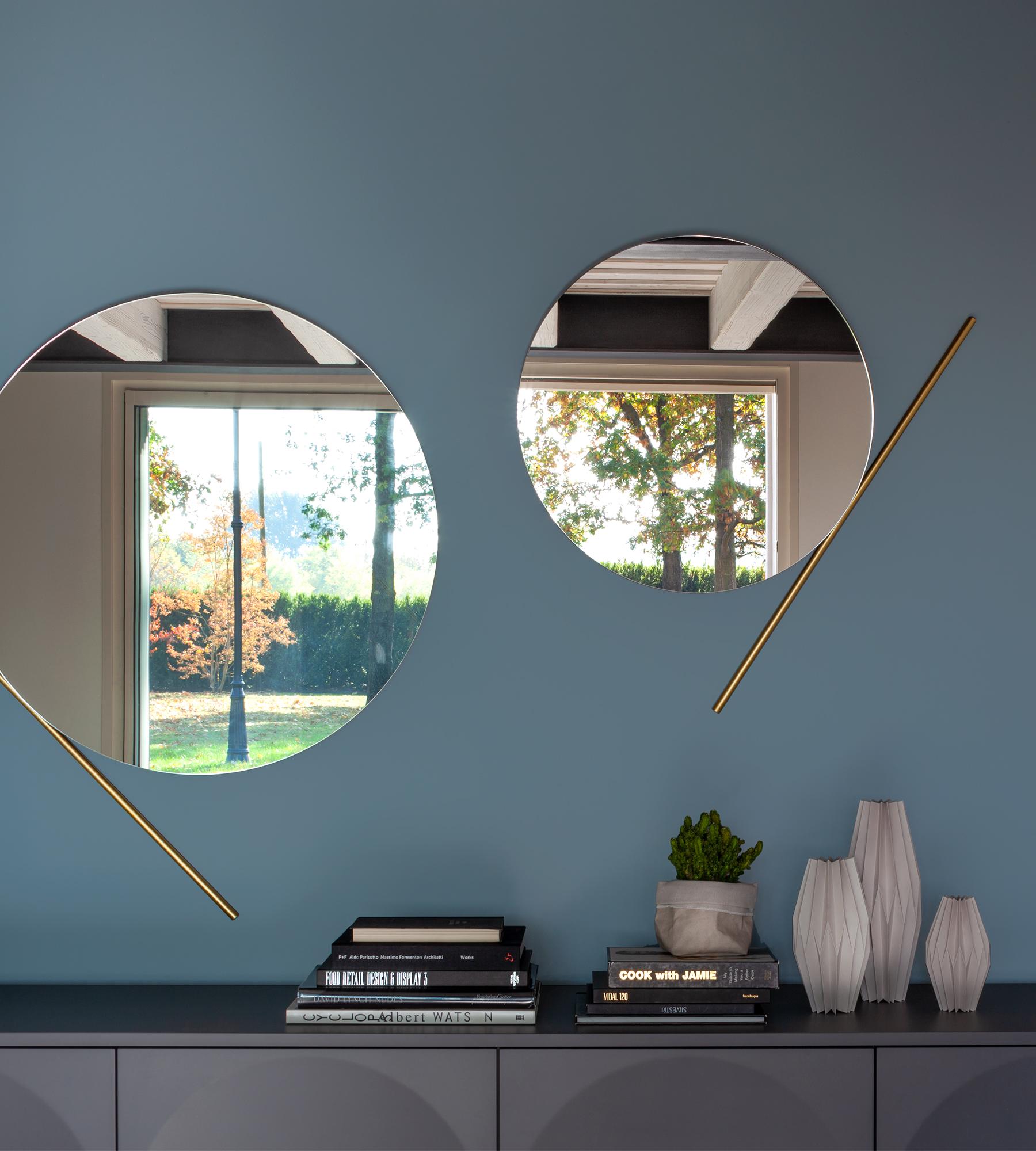 Grande Specchio Chic di Morica Design
Dimensioni: D 2,2 x L 82 x H 100 cm.
Materiali: Specchio, ottone.

Specchi rotondi con finitura a specchio argento e dettagli in metallo con finitura in ottone spazzolato. La struttura metallica può essere