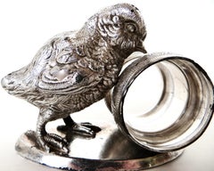 "Großes Küken auf ovalem Sockel" Versilberter figuraler viktorianischer Serviettenring; Meriden