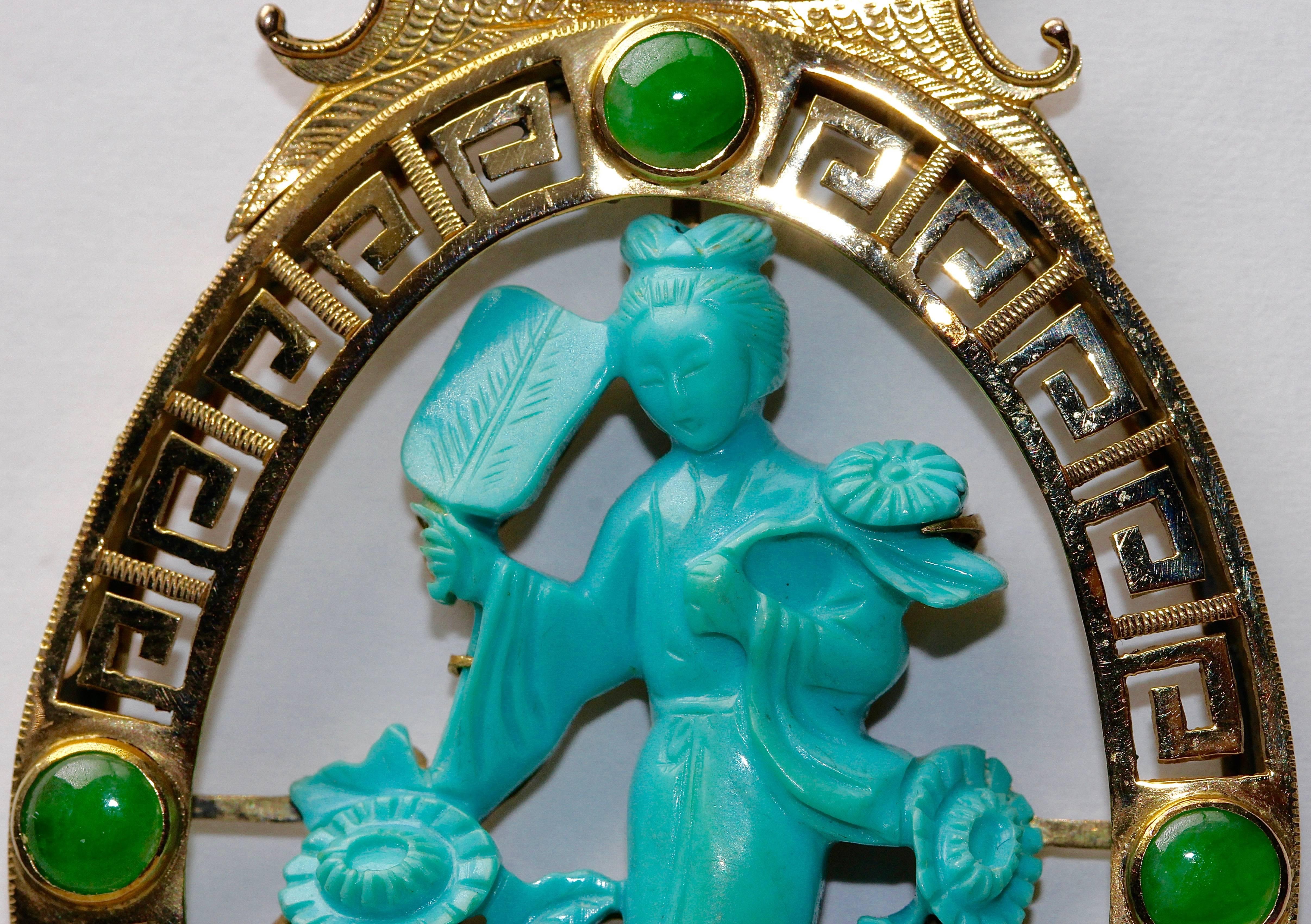 Grand pendentif pagode en or de Chine, rehaussé d'une sculpture en turquoise et de jade Excellent état - En vente à Berlin, DE