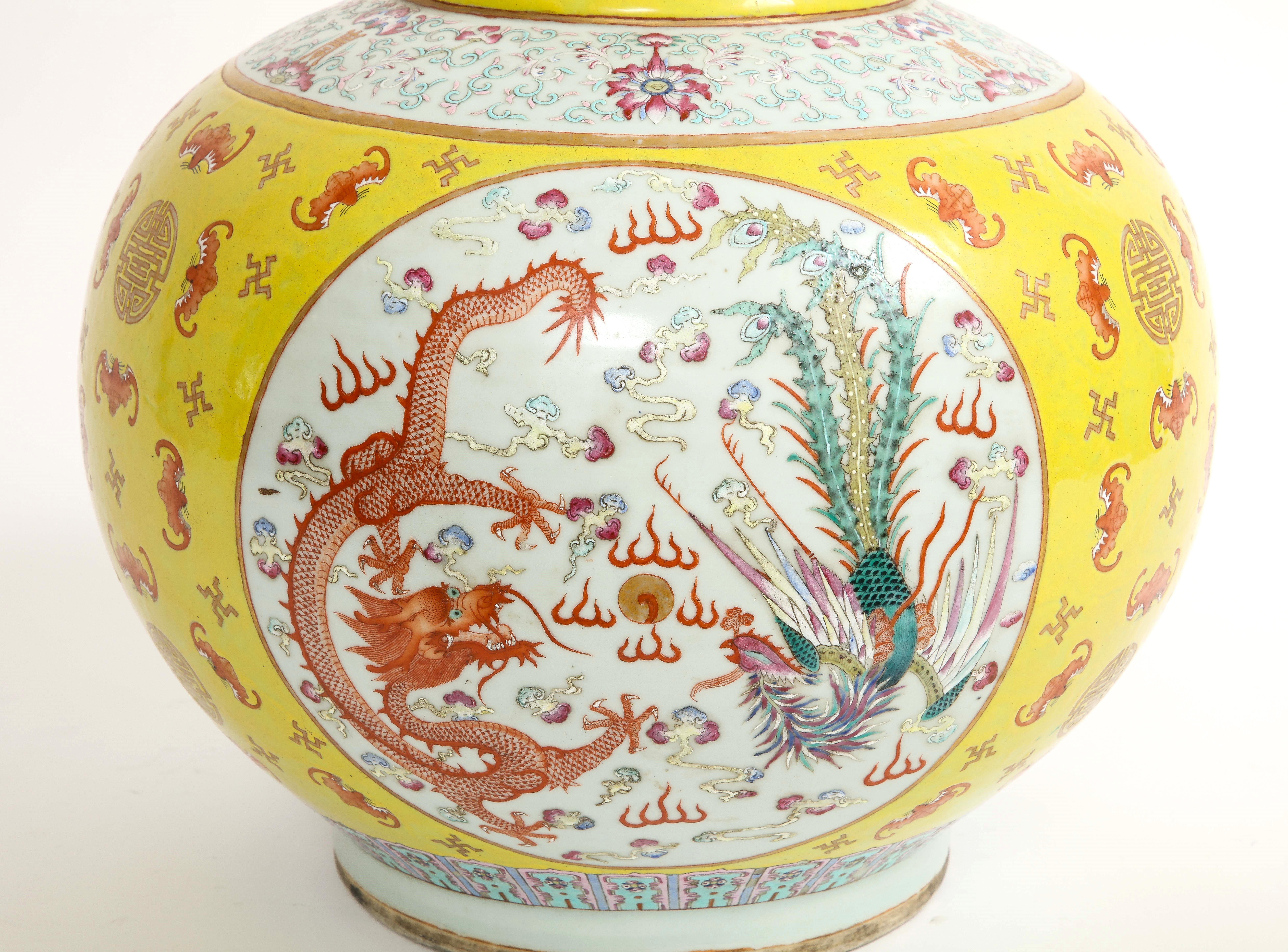Porcelaine Grand vase chinois du 19ème siècle à fond jaune Famille-Rose « dragon et phénix », Guangxu en vente