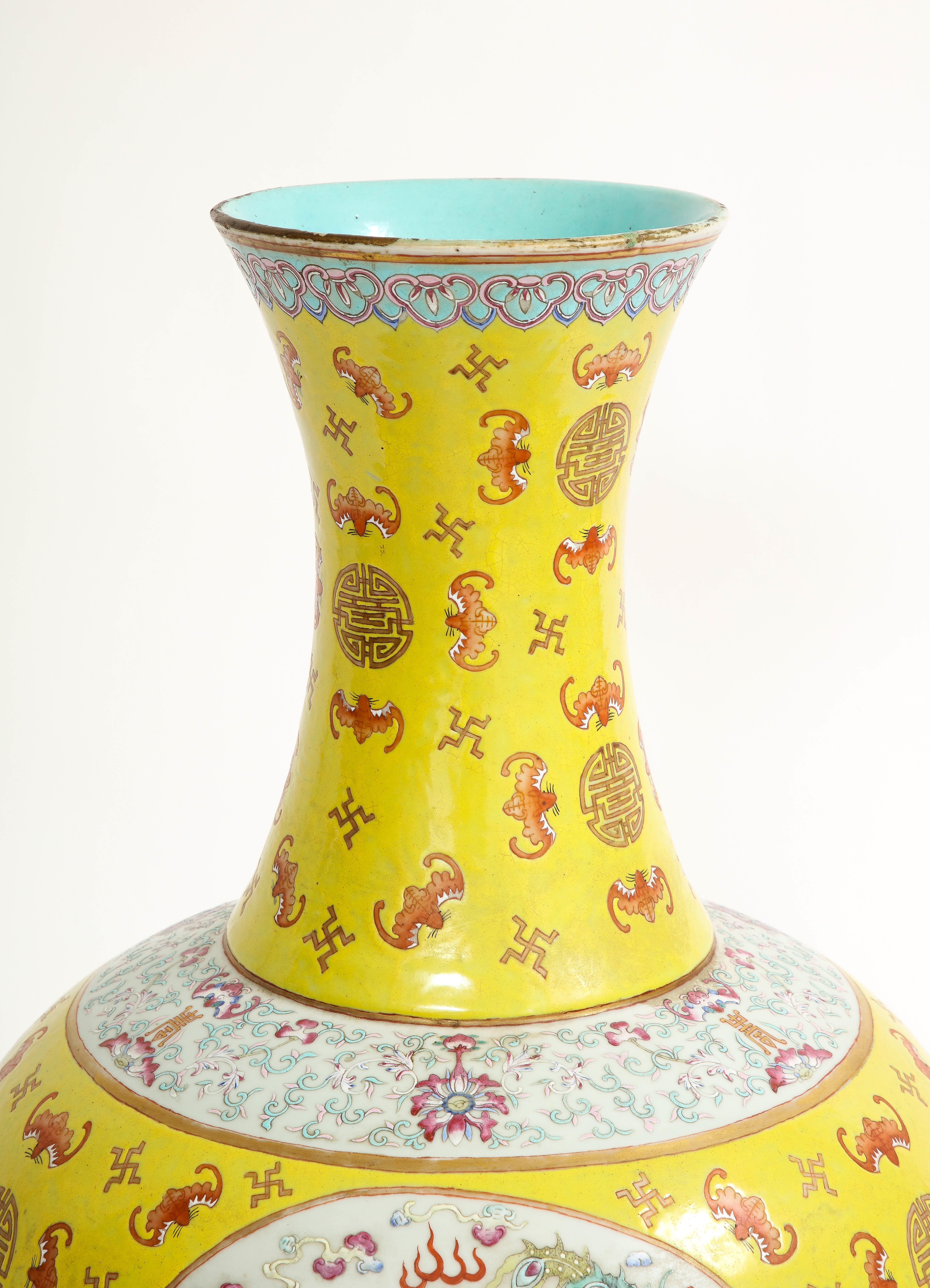 Grand vase chinois du 19ème siècle à fond jaune Famille-Rose « dragon et phénix », Guangxu en vente 2
