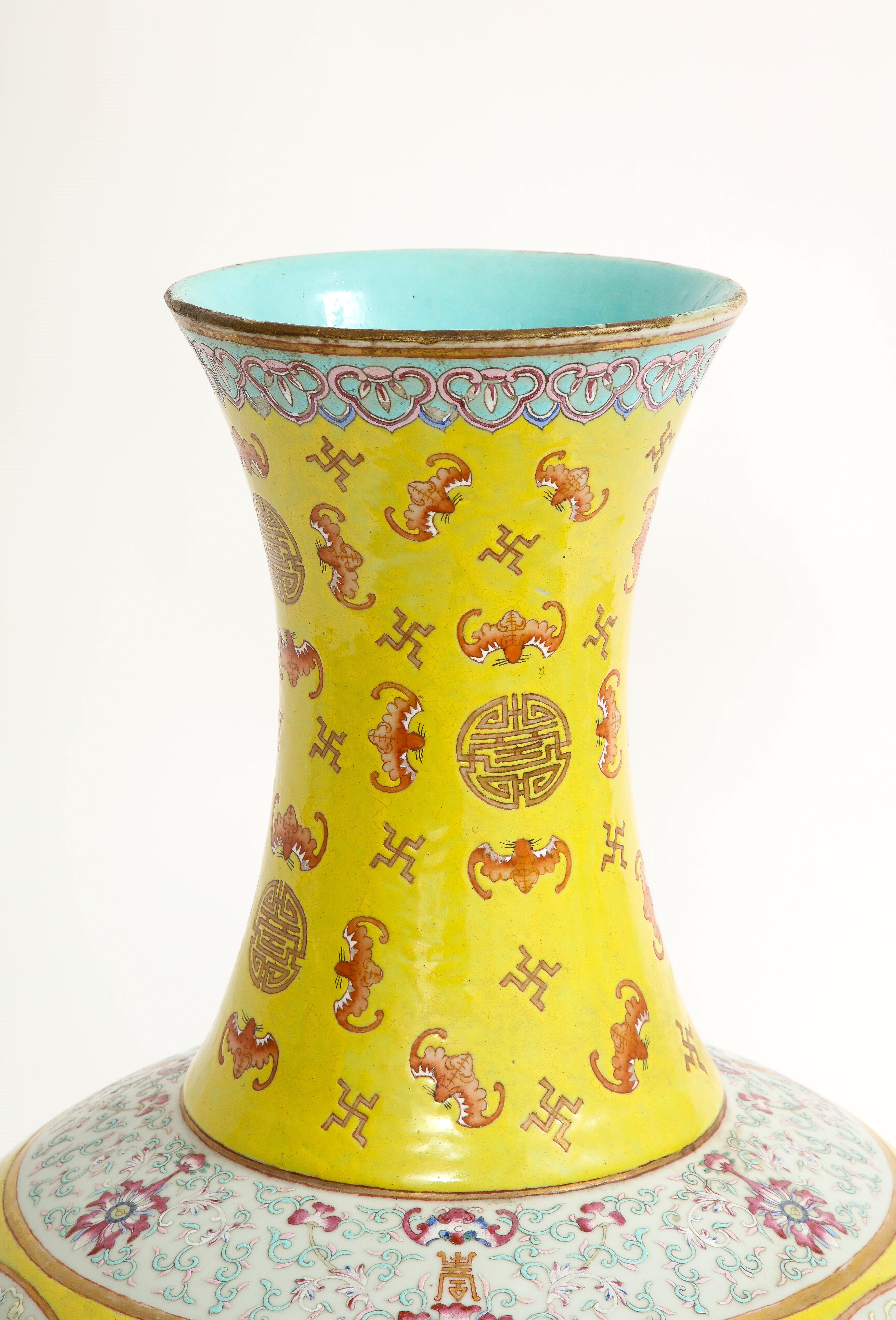 Grand vase chinois du 19ème siècle à fond jaune Famille-Rose « dragon et phénix », Guangxu en vente 3