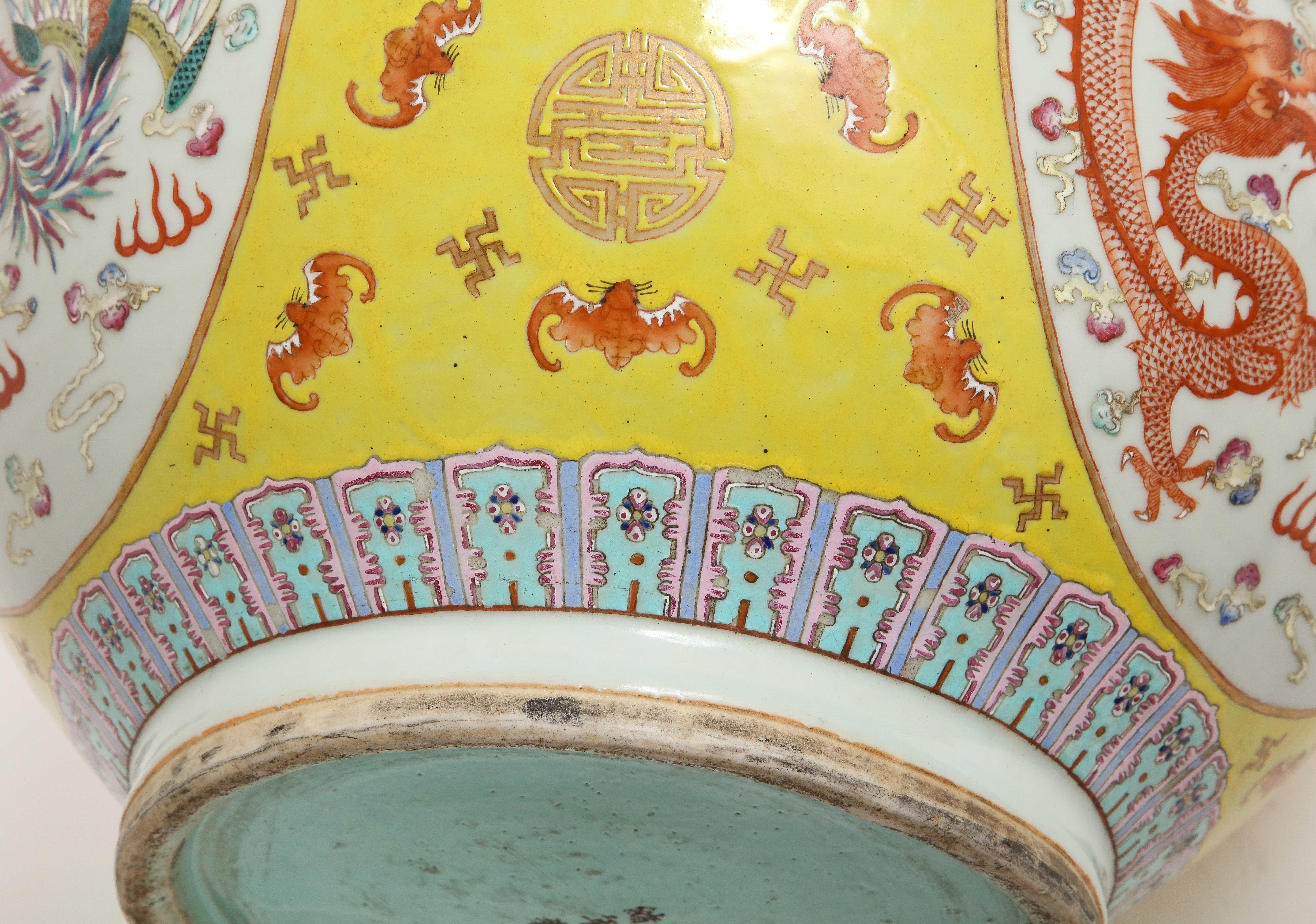 Grand vase chinois du 19ème siècle à fond jaune Famille-Rose « dragon et phénix », Guangxu en vente 9