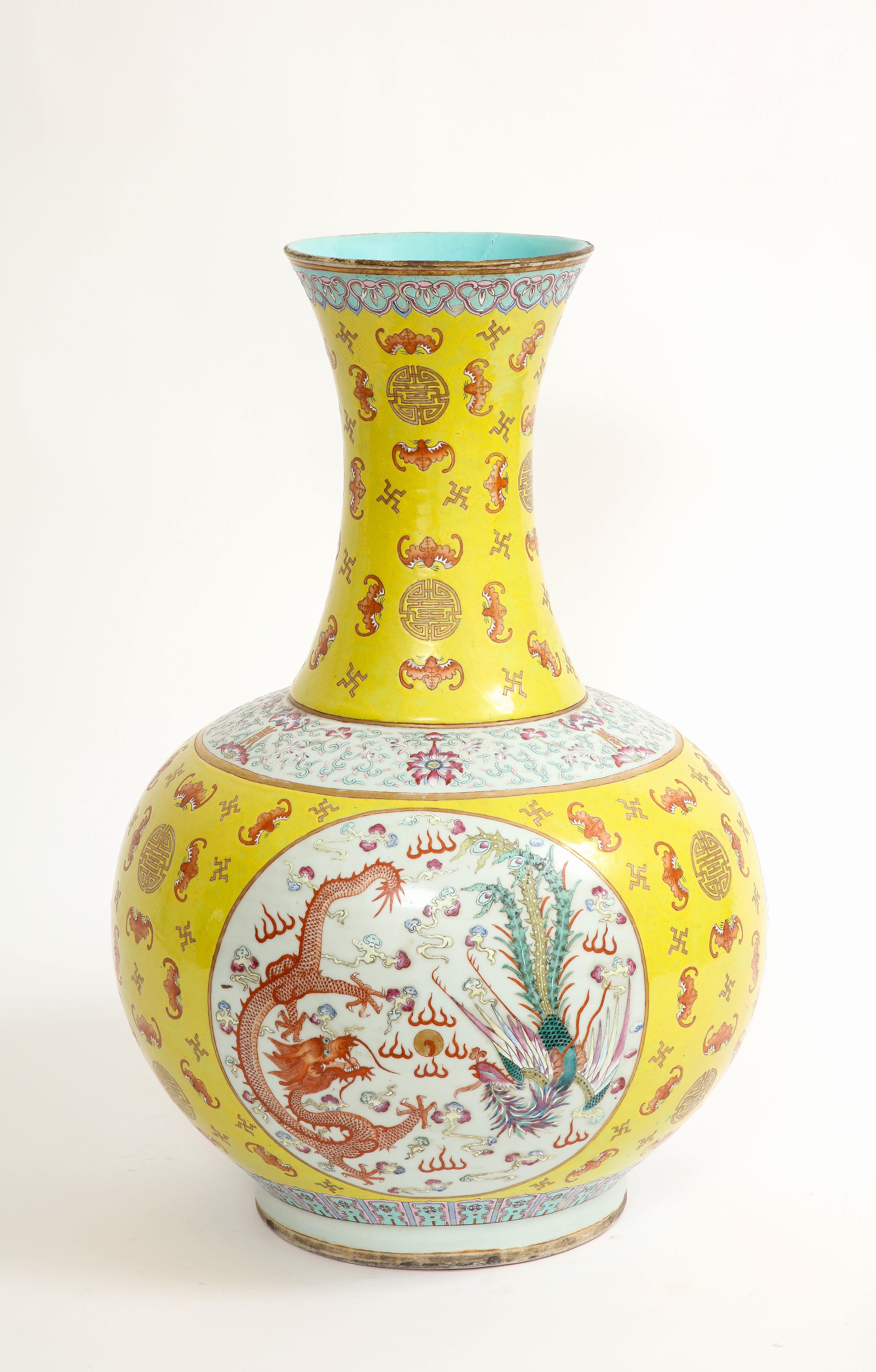 Large Chinese Yellow-Ground Famille-Rose 'Dragon & Phoenix' Vase, Guangxu, 1800s

Presenting an exquisite masterpiece from the 19th century, hailing from China's illustrious Guangxu Period, is an awe-inspiring yellow-ground famille-rose vase.