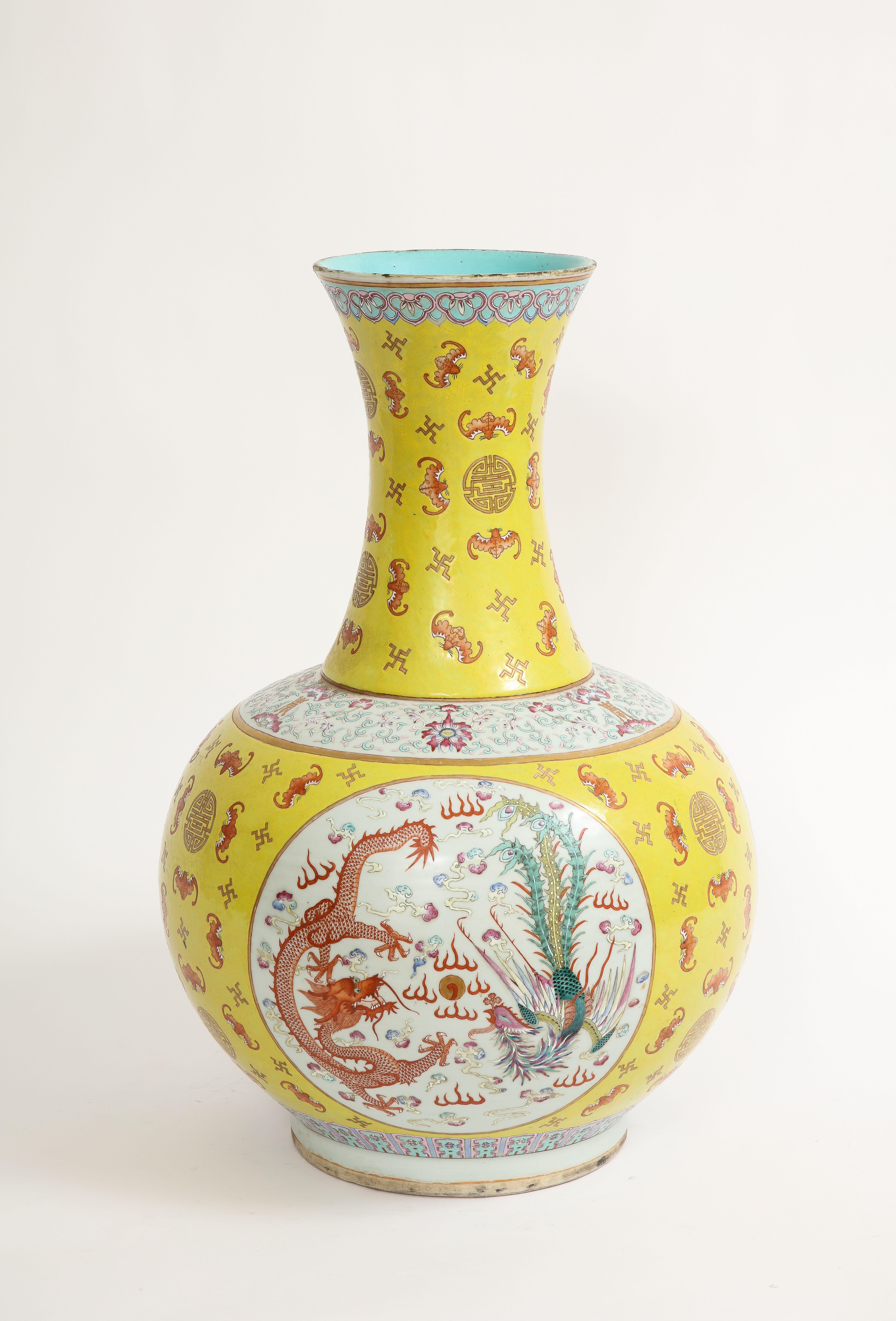 Qing Grand vase chinois du 19ème siècle à fond jaune Famille-Rose « dragon et phénix », Guangxu en vente