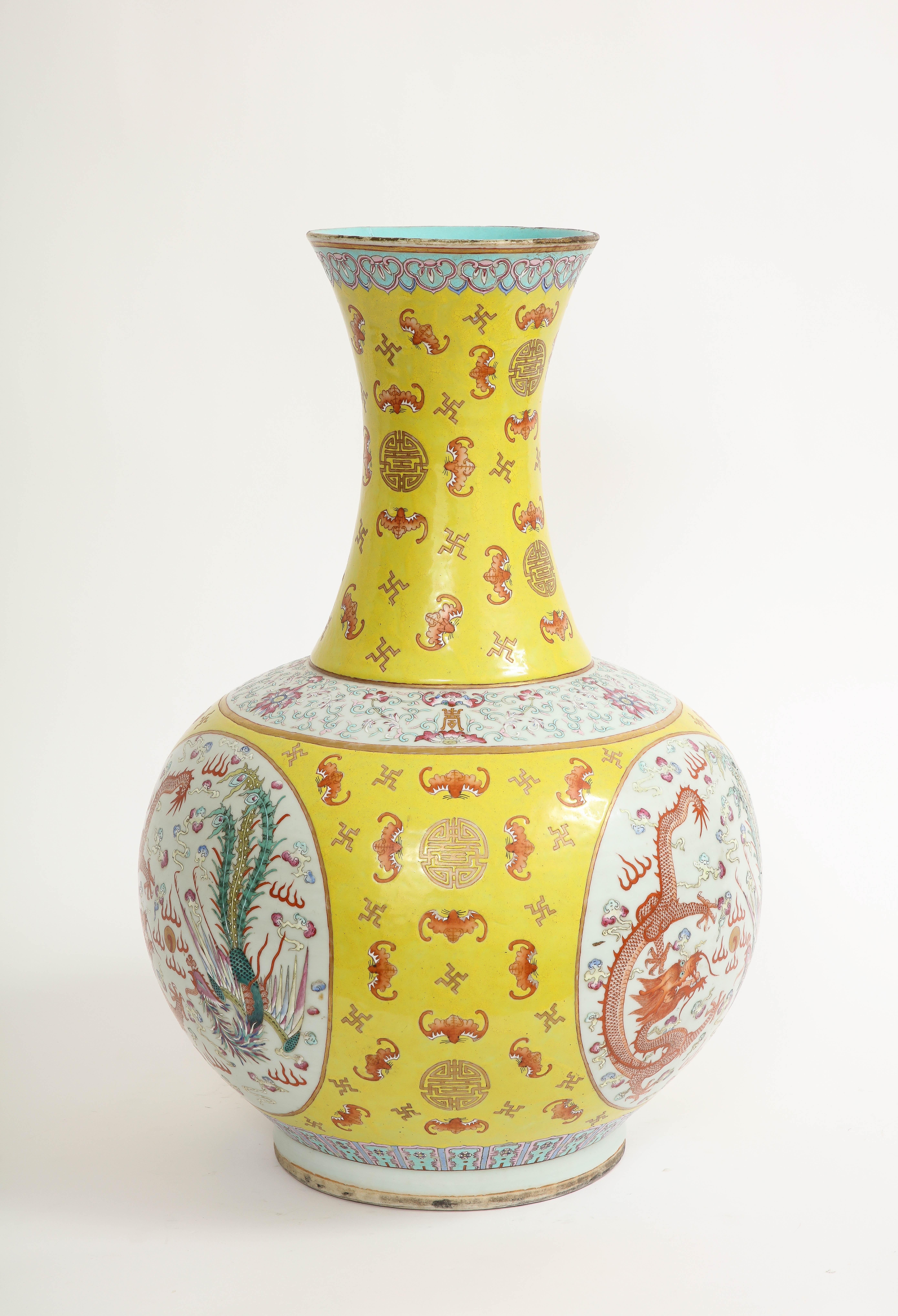 Chinois Grand vase chinois du 19ème siècle à fond jaune Famille-Rose « dragon et phénix », Guangxu en vente