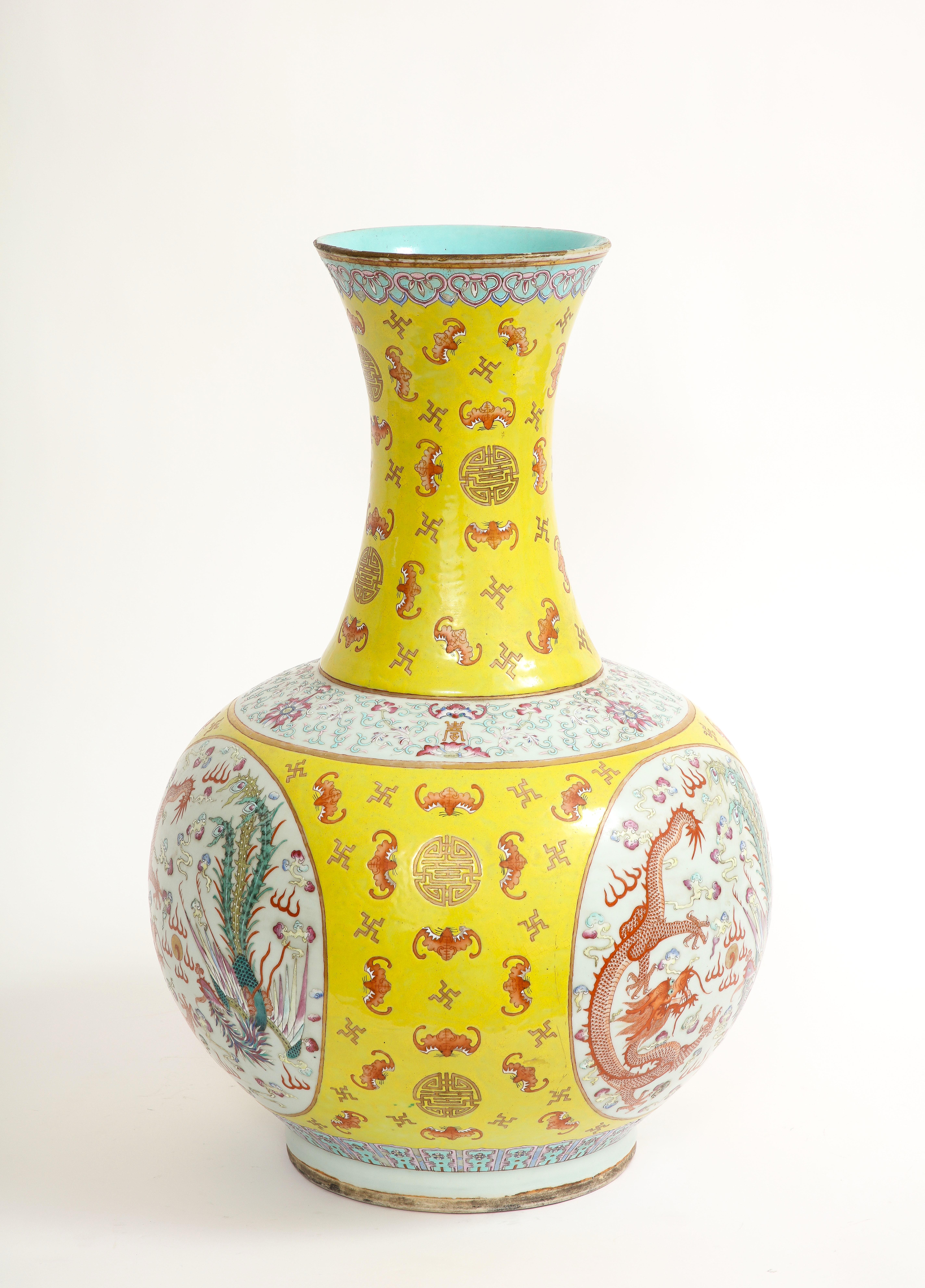 Doré Grand vase chinois du 19ème siècle à fond jaune Famille-Rose « dragon et phénix », Guangxu en vente