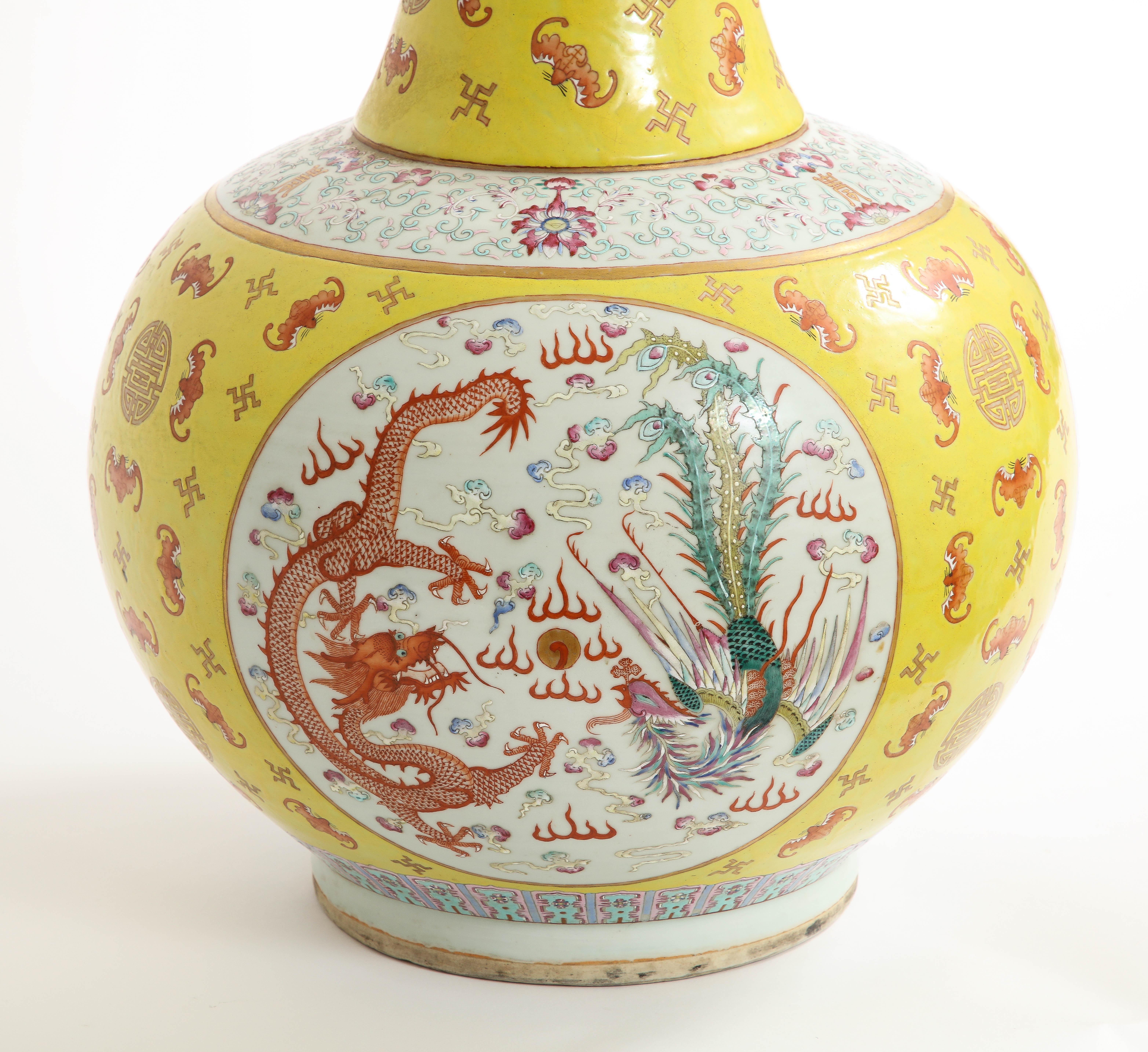 Fin du XIXe siècle Grand vase chinois du 19ème siècle à fond jaune Famille-Rose « dragon et phénix », Guangxu en vente