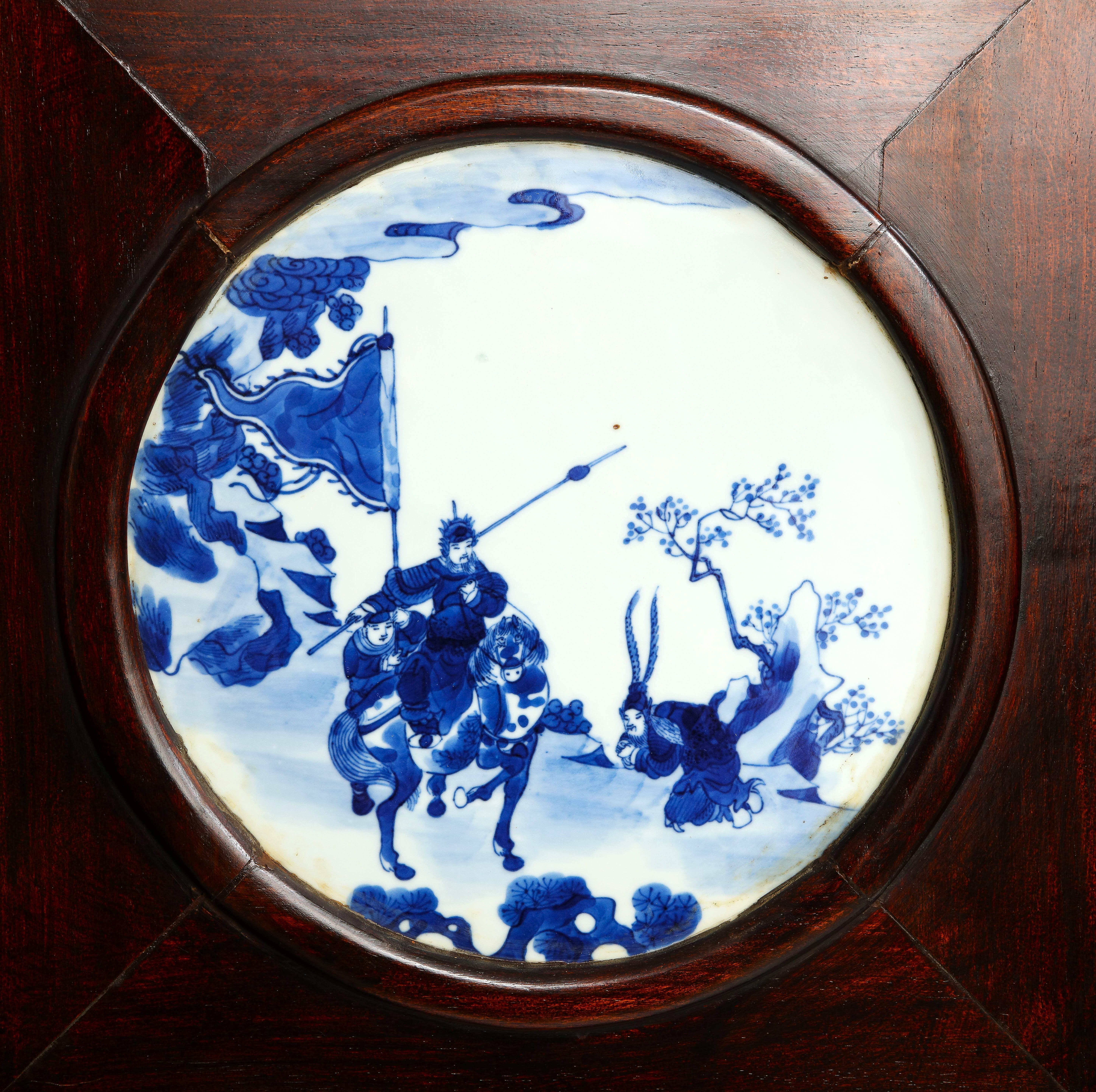 Gran biombo chino de madera dura de 4 pliegues con placas de porcelana azul y blanca incrustadas en venta 2