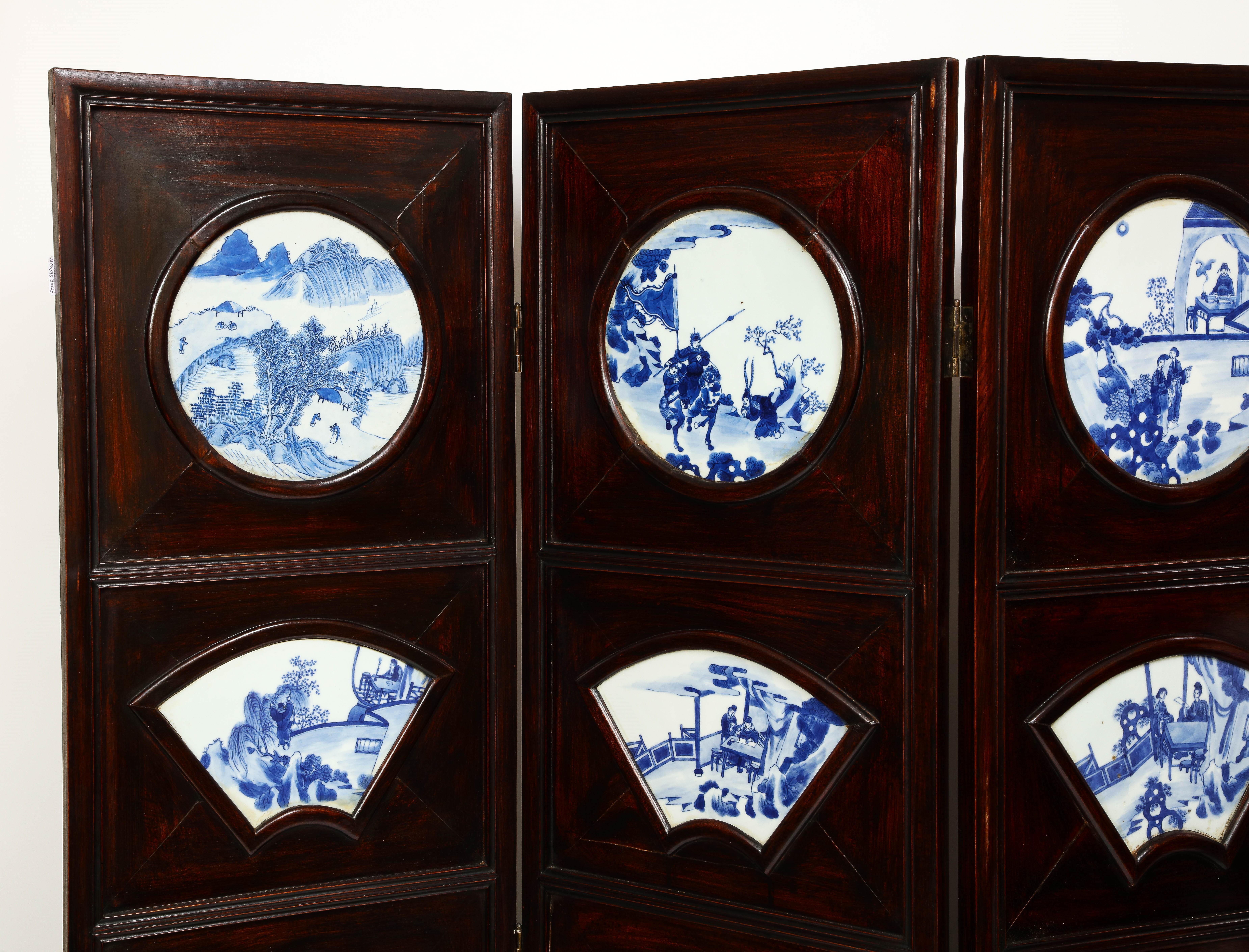 Gran biombo chino de madera dura de 4 pliegues con placas de porcelana azul y blanca incrustadas Chino en venta