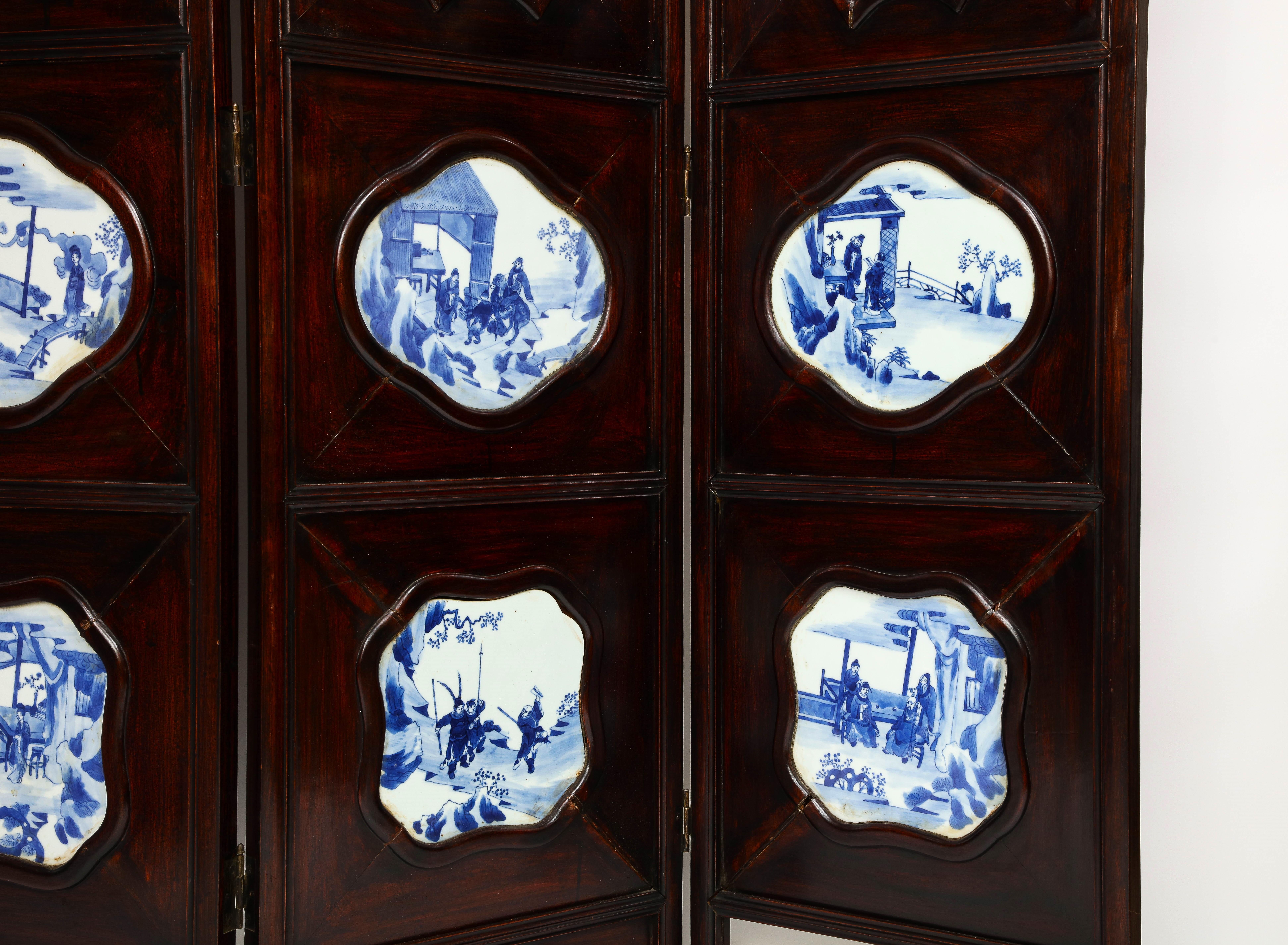 Gran biombo chino de madera dura de 4 pliegues con placas de porcelana azul y blanca incrustadas principios del siglo XX en venta