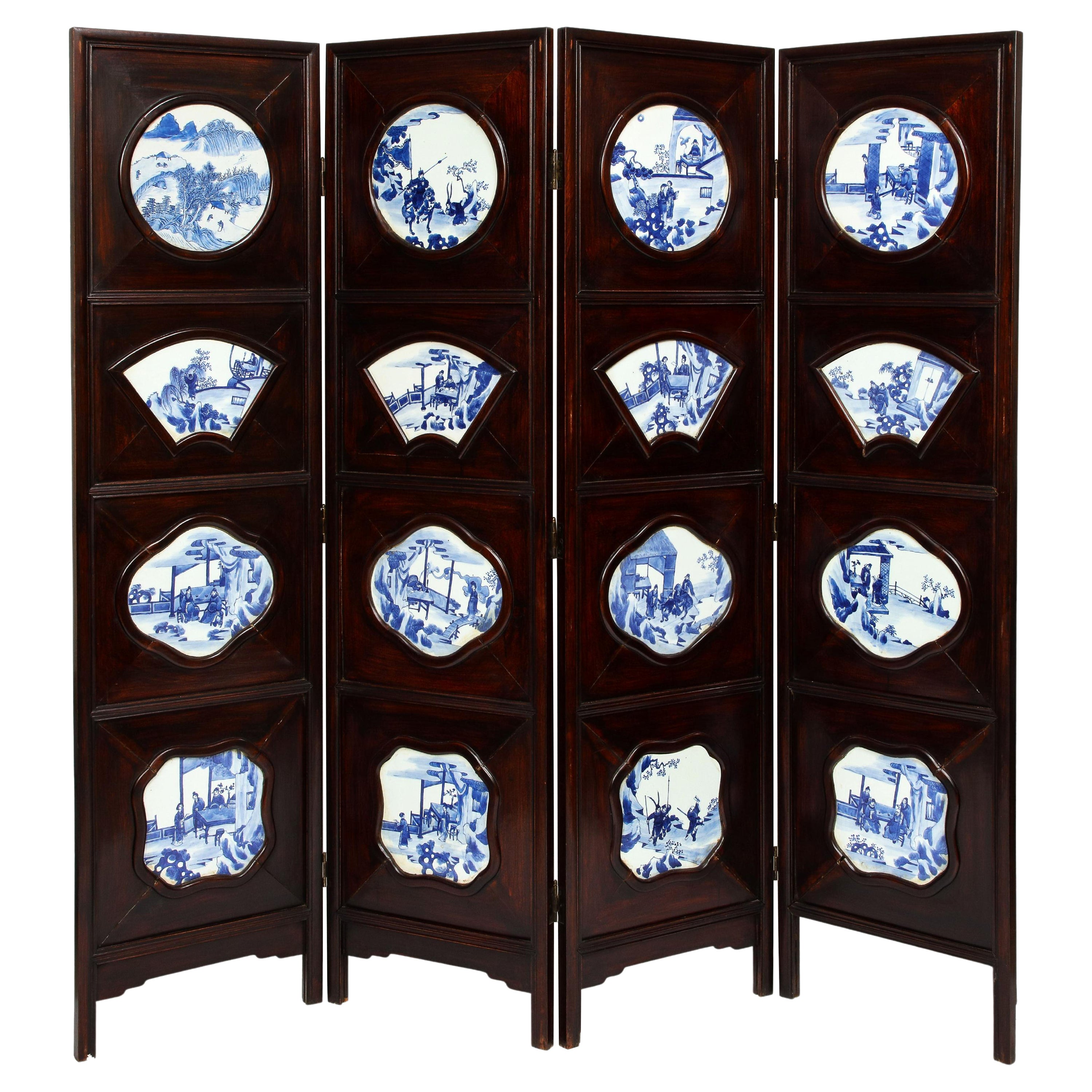 Grand écran chinois en bois dur à 4 volets incrusté de plaques en porcelaine bleue et blanche en vente