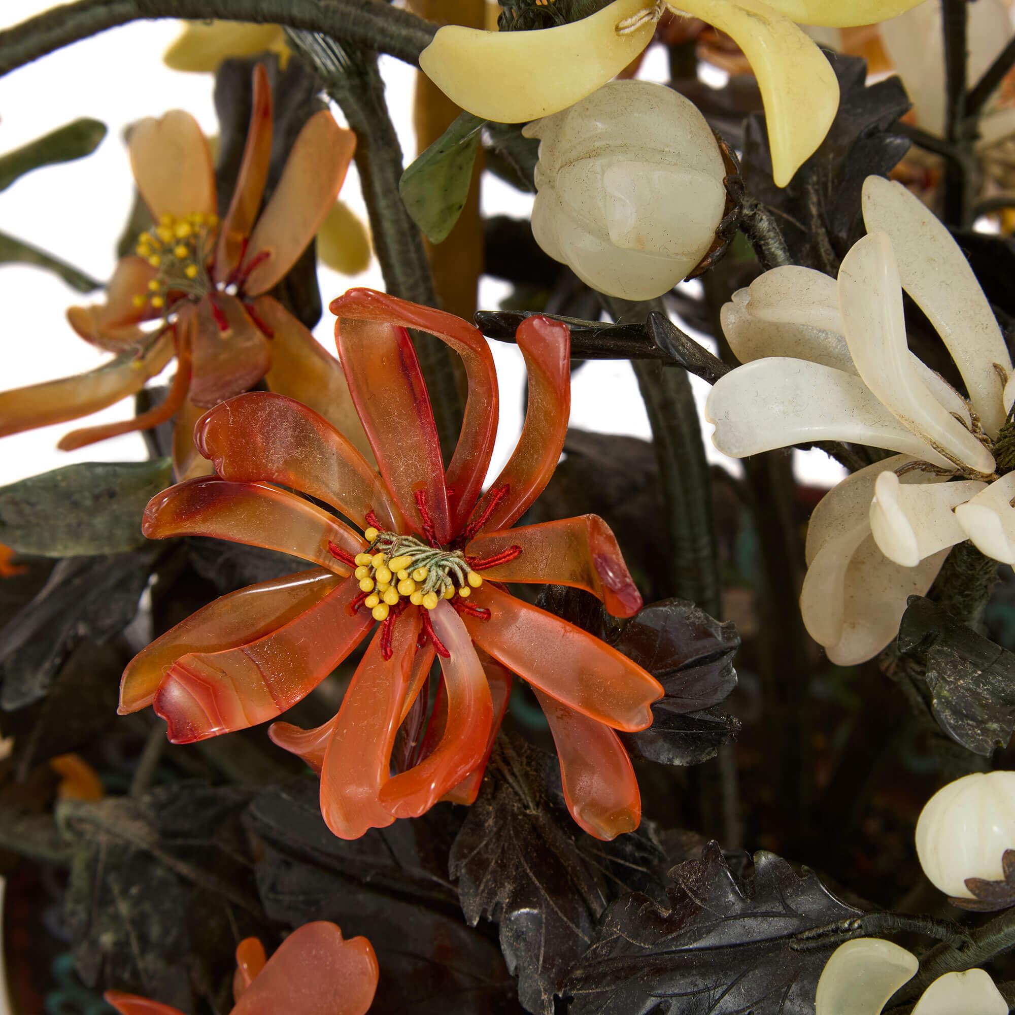Intagliato Grande modello di fiore cinese in agata e nefrite in un cesto di smalto cloisonné in vendita