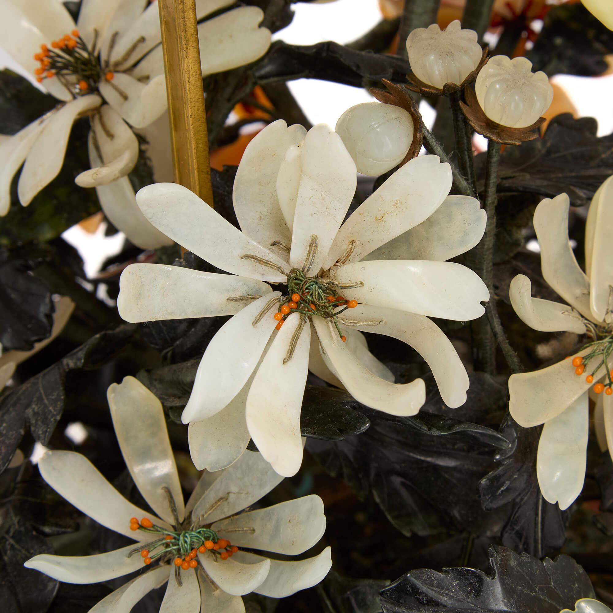 Grande modello di fiore cinese in agata e nefrite in un cesto di smalto cloisonné In condizioni buone in vendita a London, GB