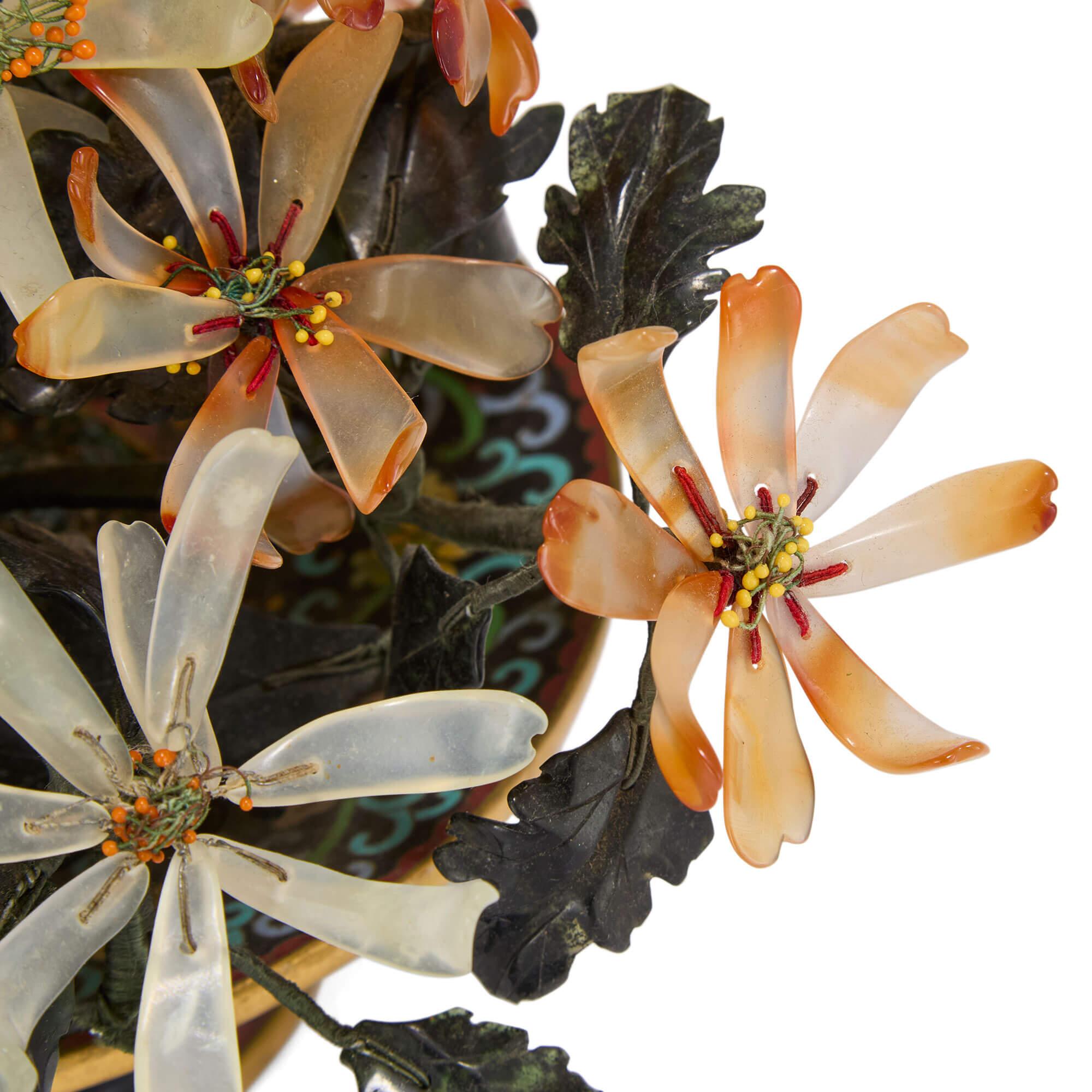 XX secolo Grande modello di fiore cinese in agata e nefrite in un cesto di smalto cloisonné in vendita