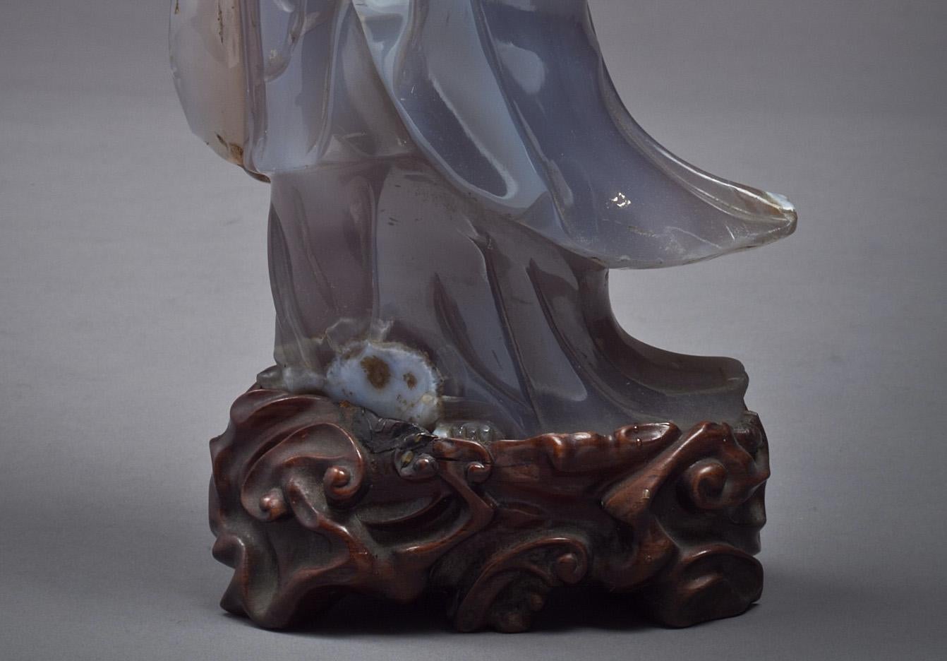 Large Chinese Agate Figure of Kuan Yin, circa 1890 In Good Condition For Sale In New York, NY