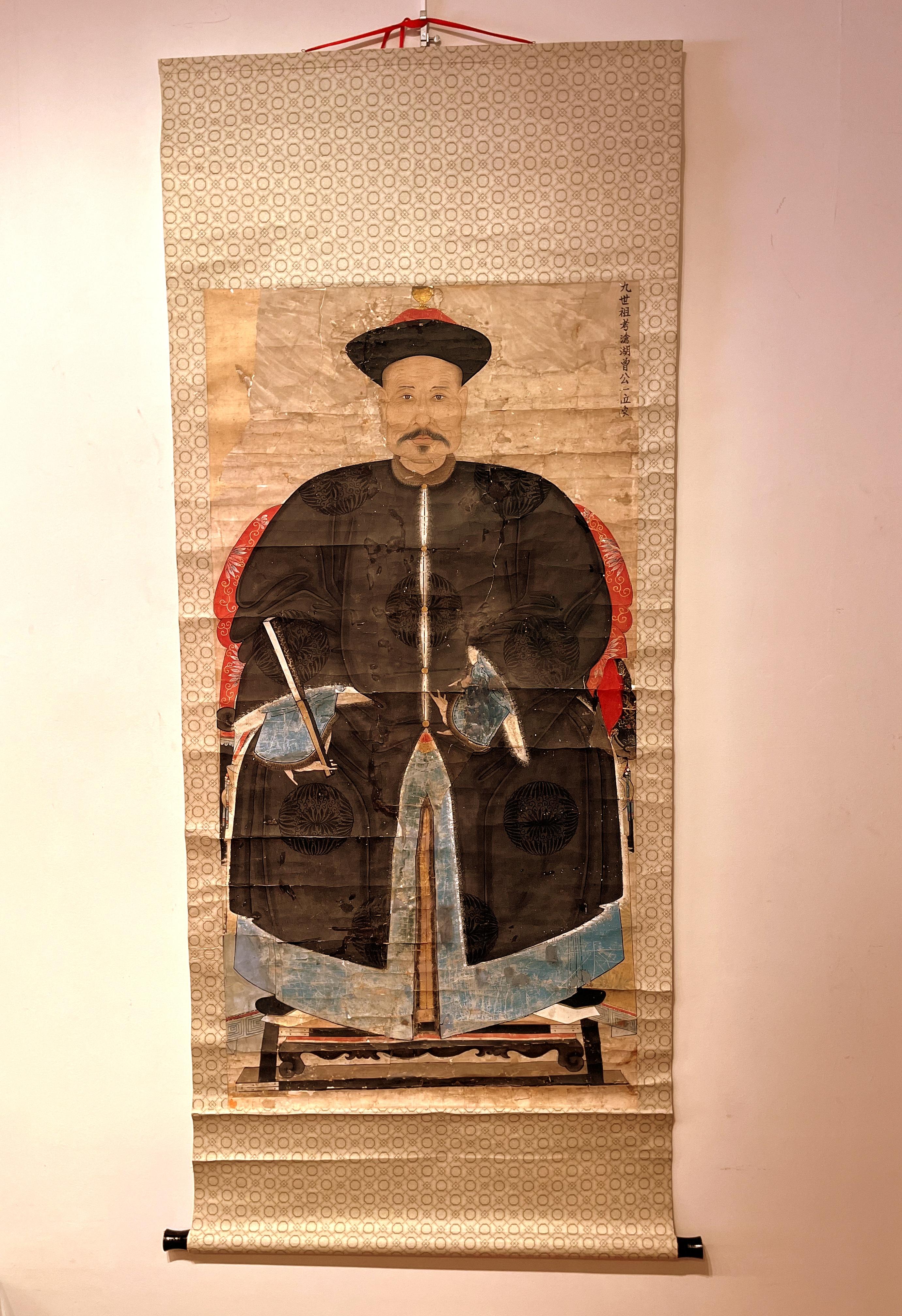 Portrait ancestral chinois de la dynastie Qing, 19e siècle,
Portrait commémoratif de l'officier de l'ancêtre et descriptions des personnages signés dans les coins supérieurs droits, encre et couleur sur papier
Taille totale :  72