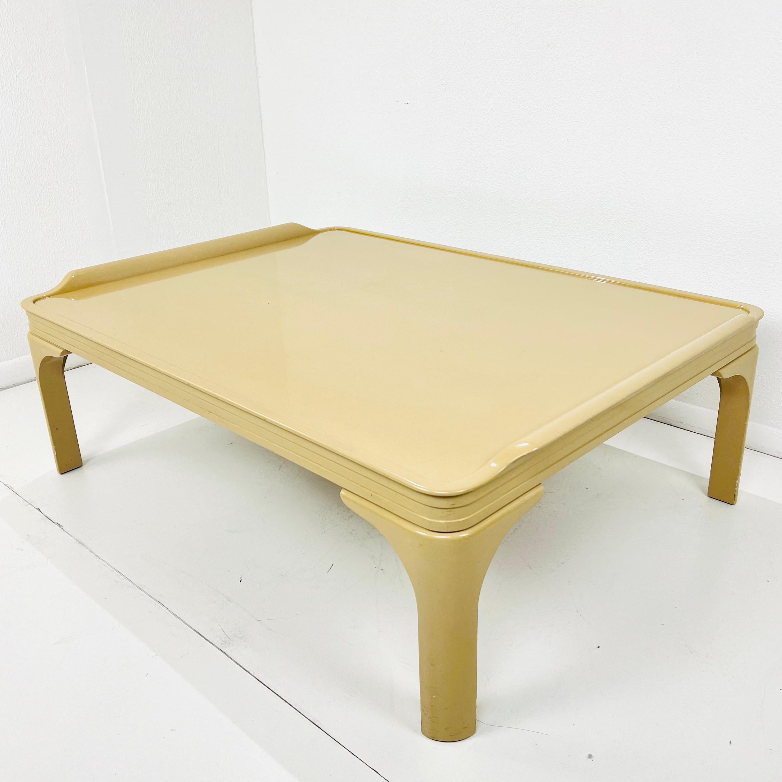 Chic et élégante table basse rectangulaire chinoise laquée de style art déco, vers les années 1940. Les deux côtés du plateau présentent des bords surélevés et incurvés vers l'extérieur. Bon état structurel avec quelques imperfections cosmétiques,