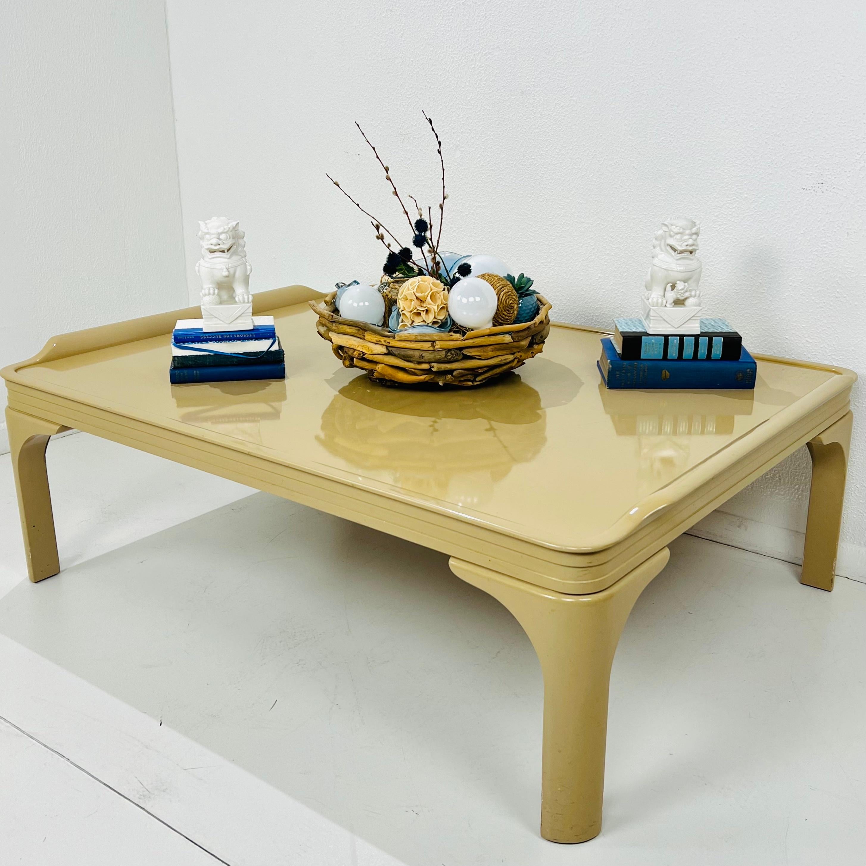 Milieu du XXe siècle Grande table basse chinoise Art Déco laquée en vente