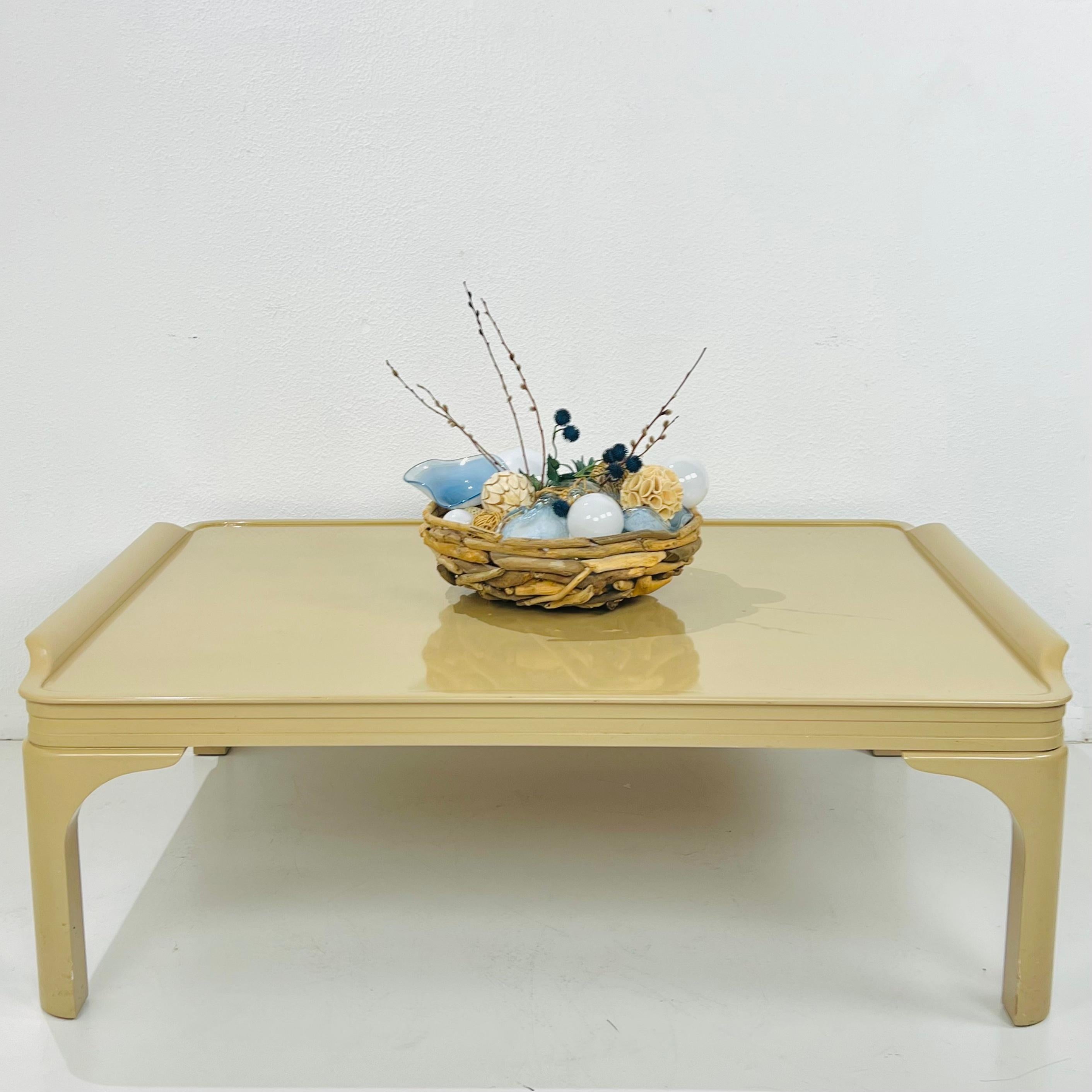 Bois Grande table basse chinoise Art Déco laquée en vente