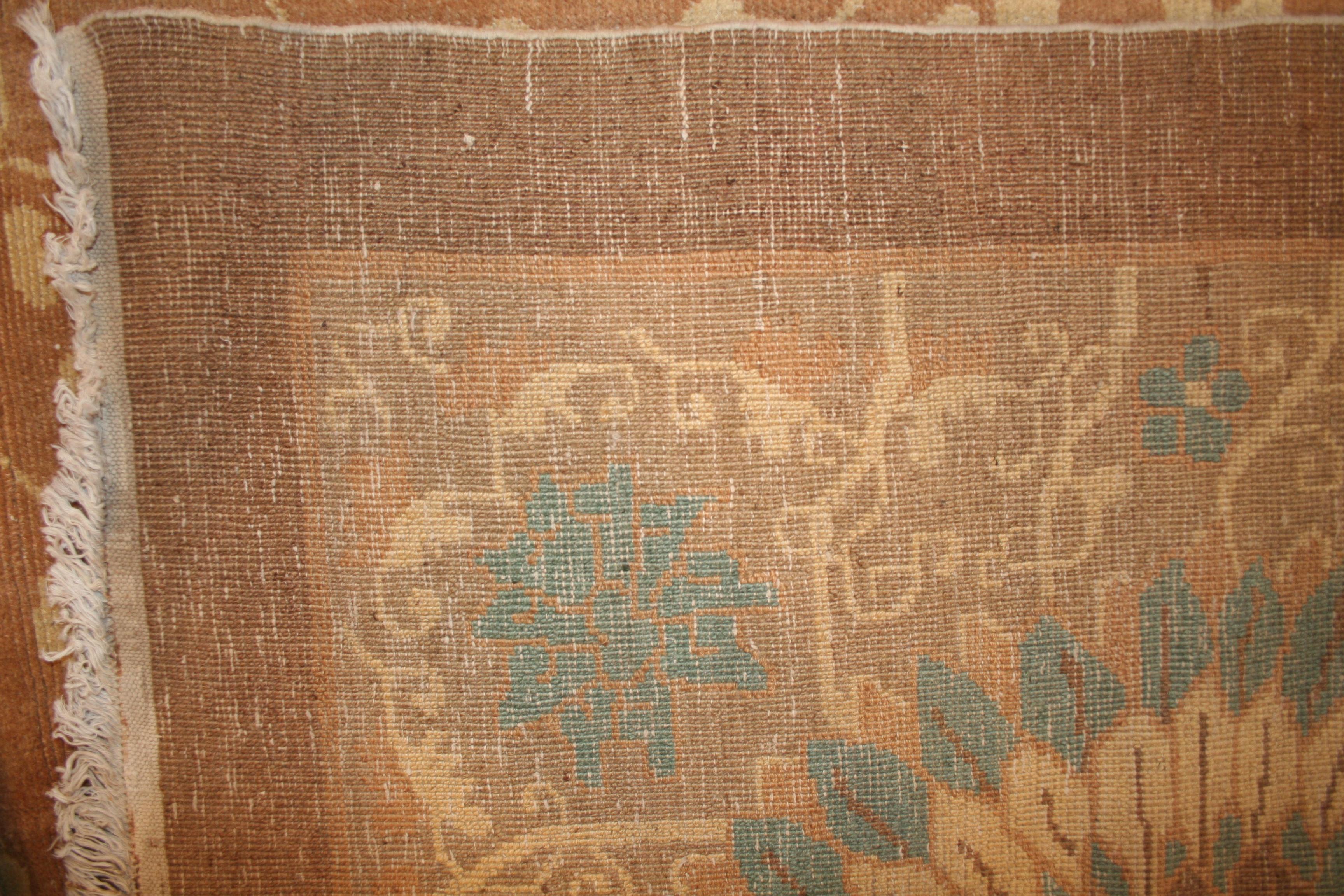 Laine Tapis carré ancien Art nouveau chinois de forme carrée aux couleurs pastel en vente