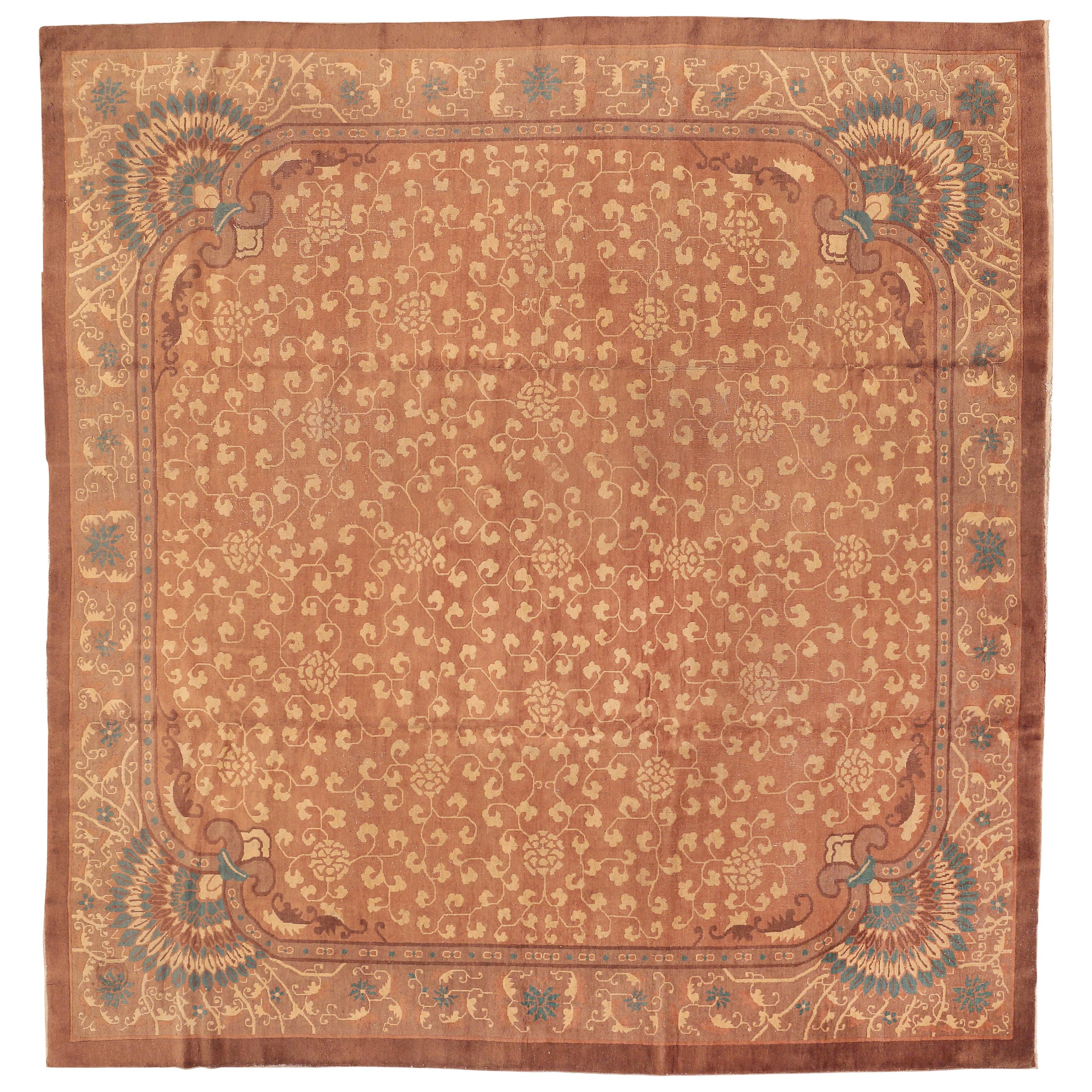 Antiker quadratischer chinesischer Art nouveau-Teppich mit pastellfarbenen Farben im Angebot