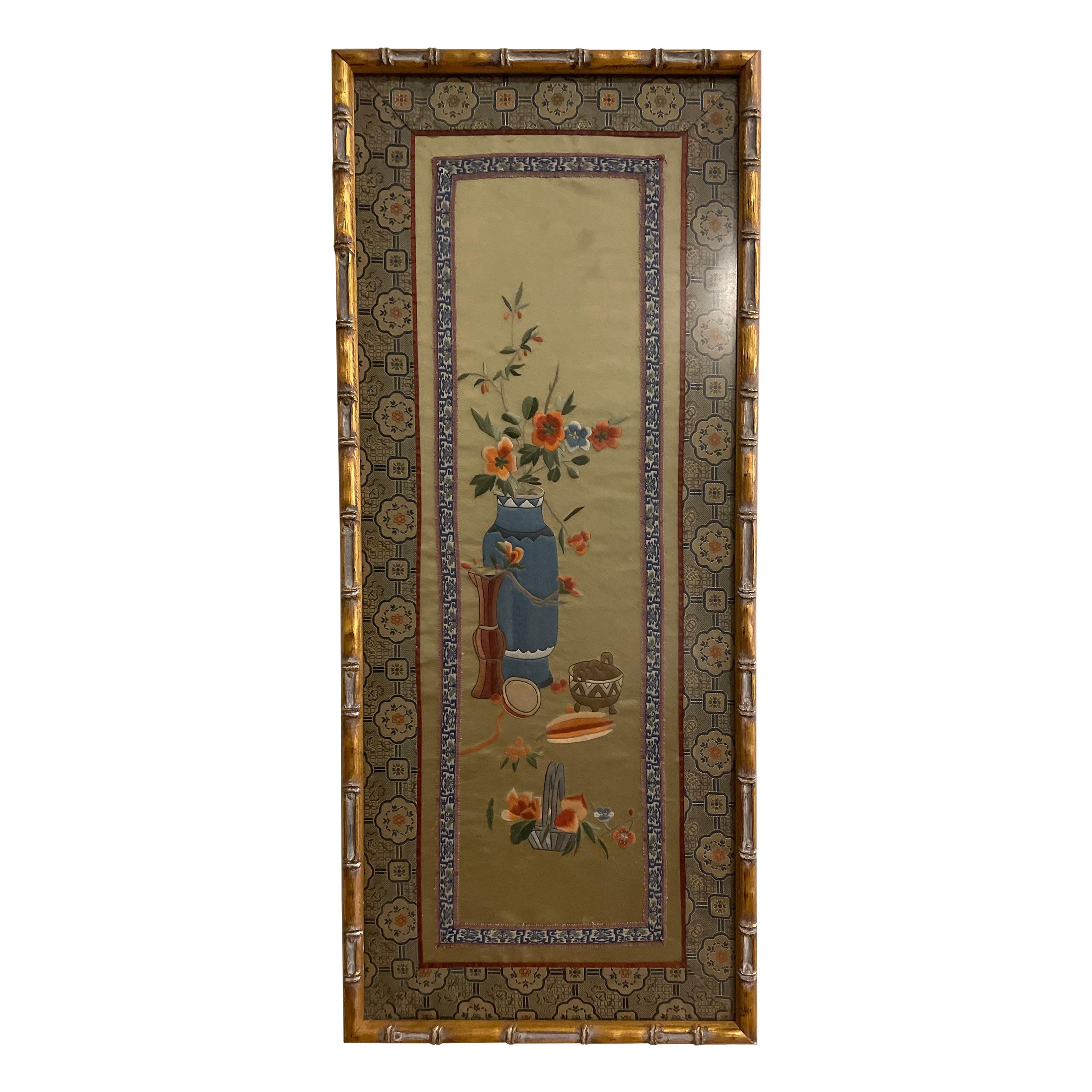 Grand panneau de broderie chinois asiatique de fleurs en soie dans un cadre en bambou doré en vente