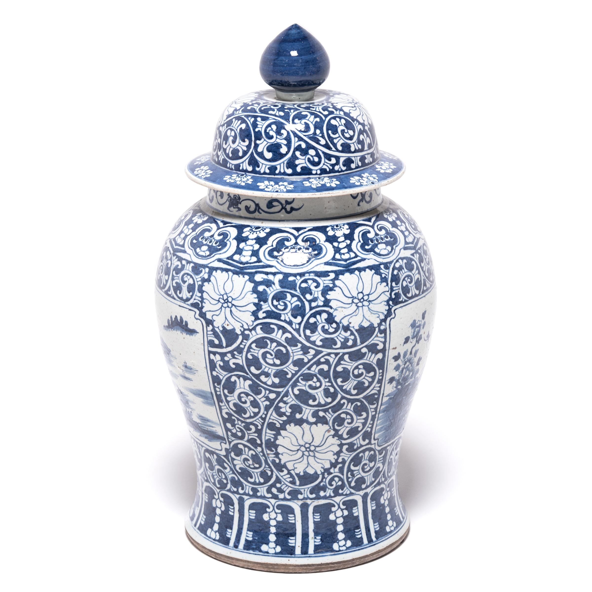 Cette jarre balustre bleue et blanche a été fabriquée dans la région de Jiangxi en Chine. Les scènes de paysage peintes à la main par des coups de pinceau légers sont richement évocatrices et rappellent la Chine ancienne. Les jarres de cette forme