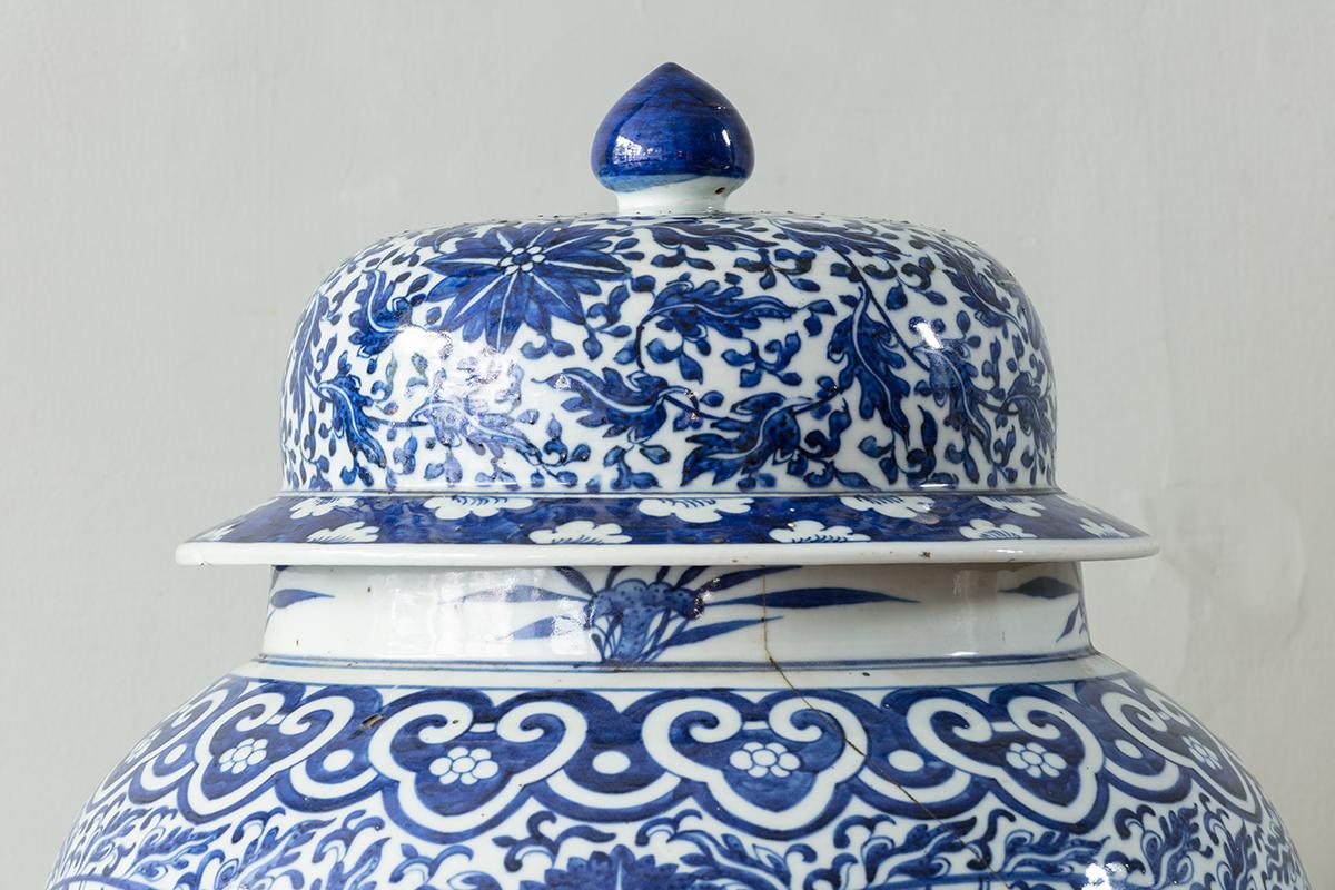 Un grande vaso a balaustro cinese della fine del XVIII secolo, blu e bianco, con coperchio

Con decorazioni floreali e fogliate riccamente e densamente dipinte.

Informazioni aggiuntive:
Dimensioni: Altezza: 65 cm, 25 1/2″.
Larghezza: 45 cm, 17 3/4