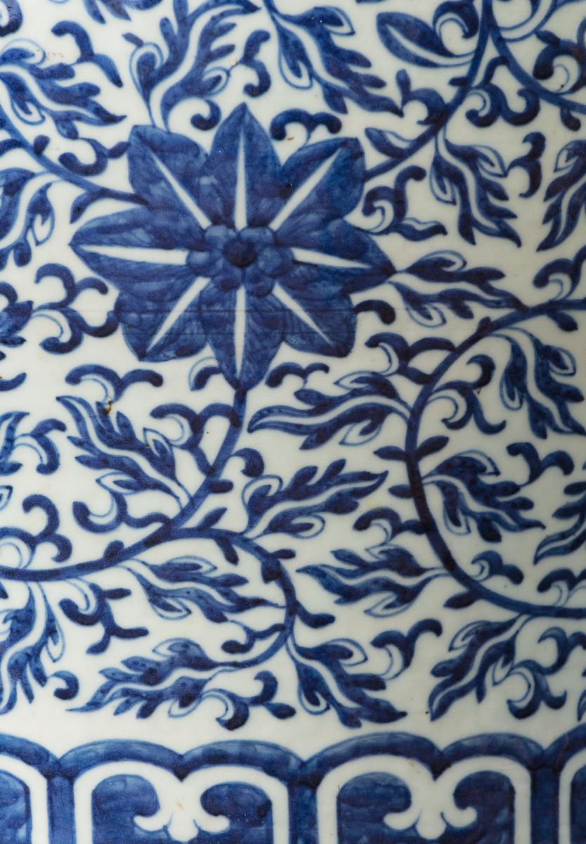 Grande vaso cinese a balaustro bianco e blu e coperchio, fine del XVIII secolo In condizioni buone in vendita a London, GB