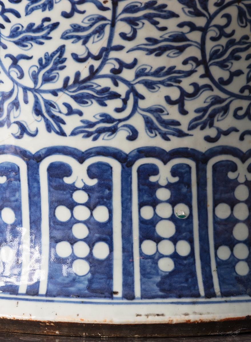 Grande vaso cinese a balaustro bianco e blu e coperchio, fine del XVIII secolo in vendita 1