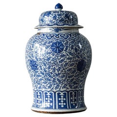 Große chinesische blau-weiße Balustervase und Deckel, spätes 18. Jahrhundert