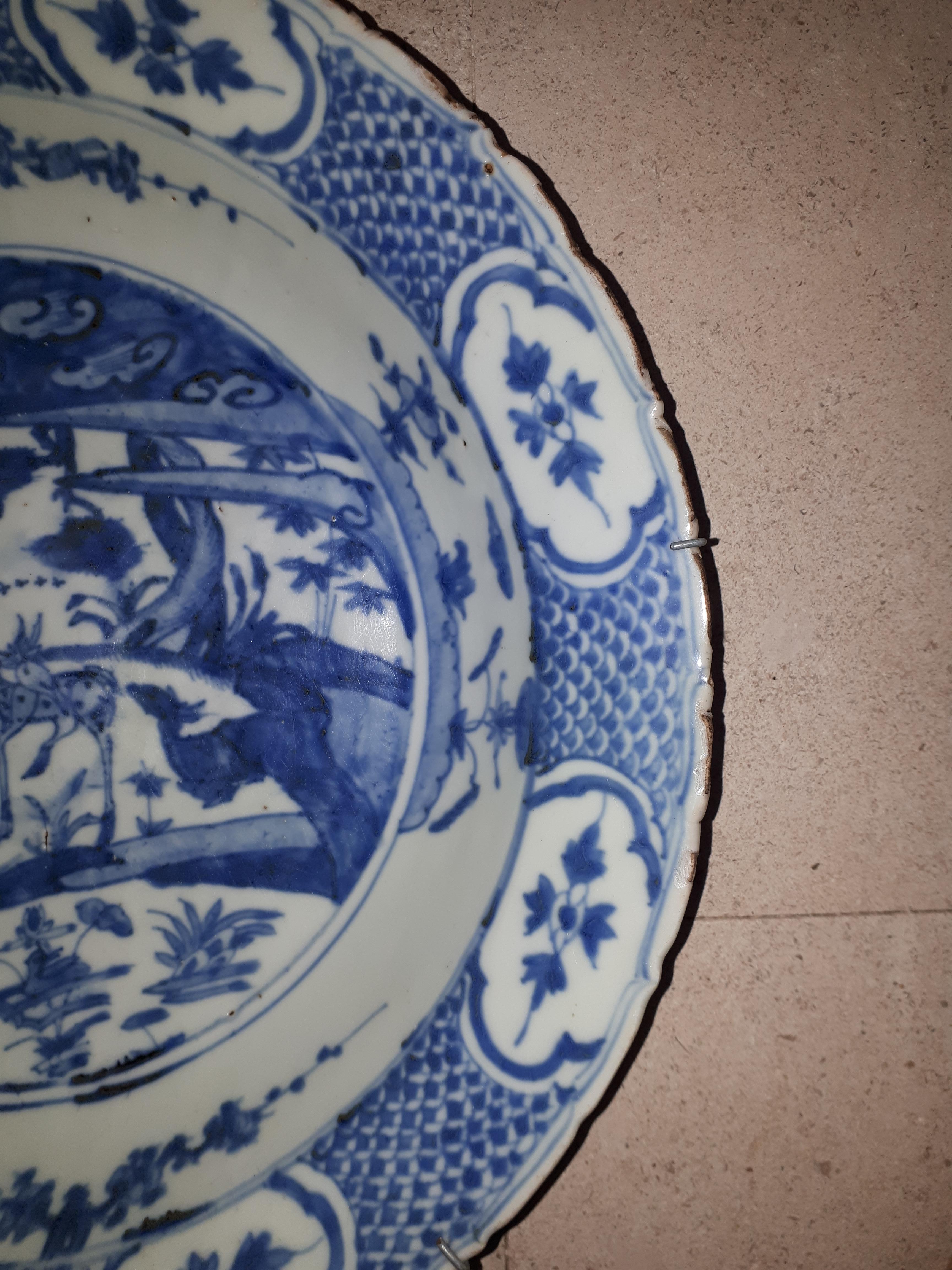 Émaillé Grand plat chinois bleu et blanc, Chine, Dynastie Ming en vente