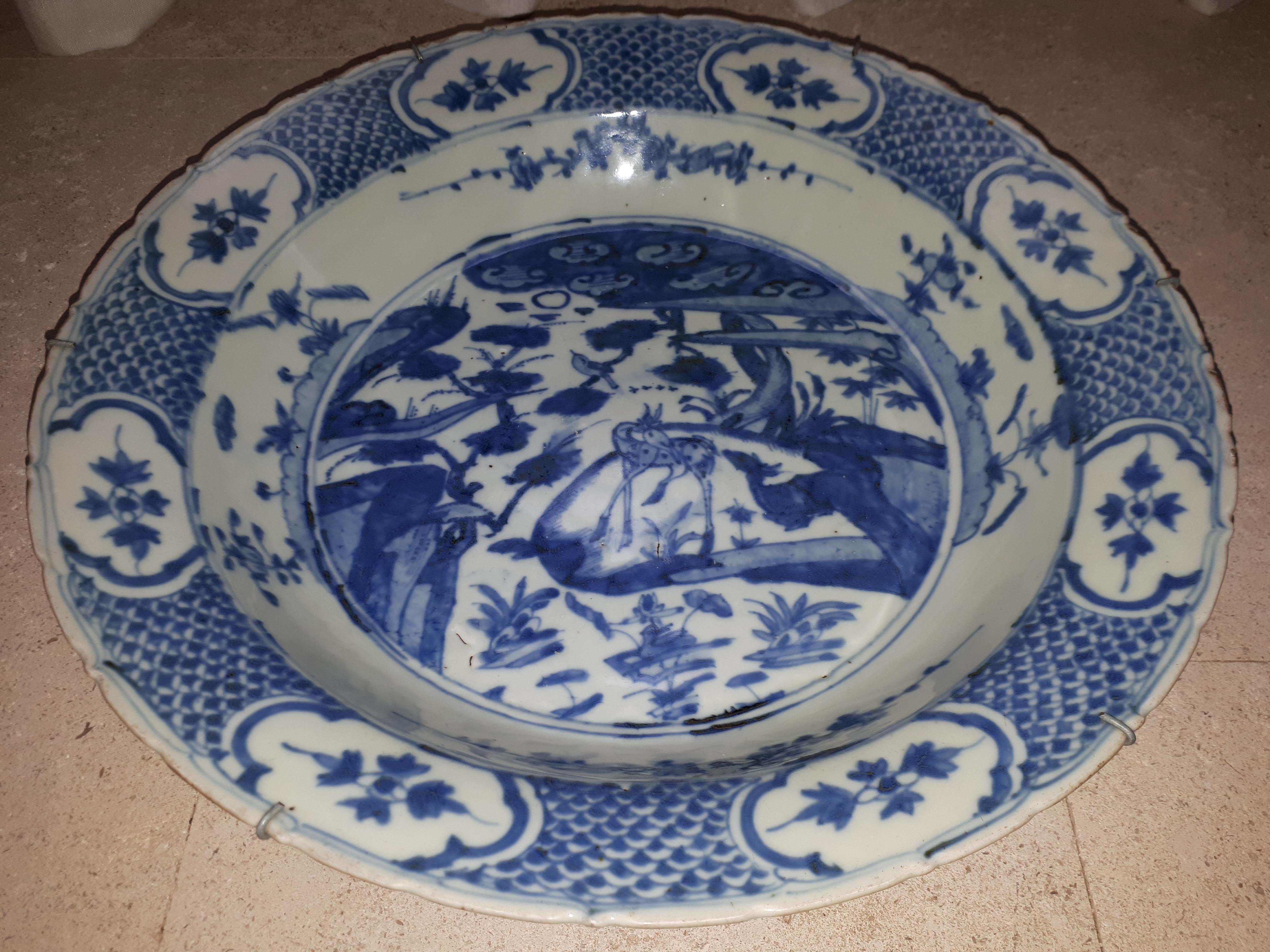 Grand plat chinois bleu et blanc, Chine, Dynastie Ming en vente 1