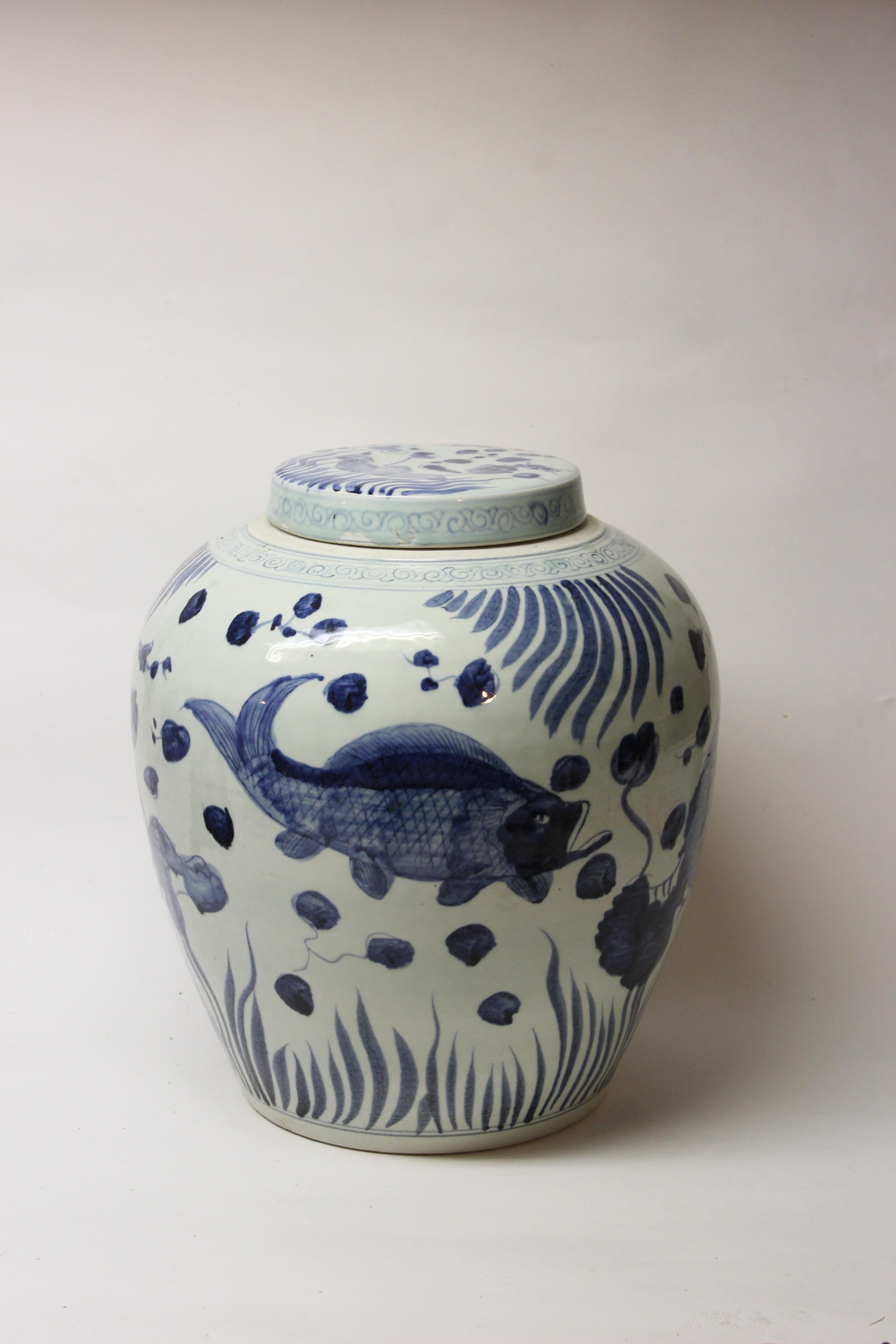 Large Chinese Blue and White Ginger Jar with Lid In Good Condition In East Hampton, NY