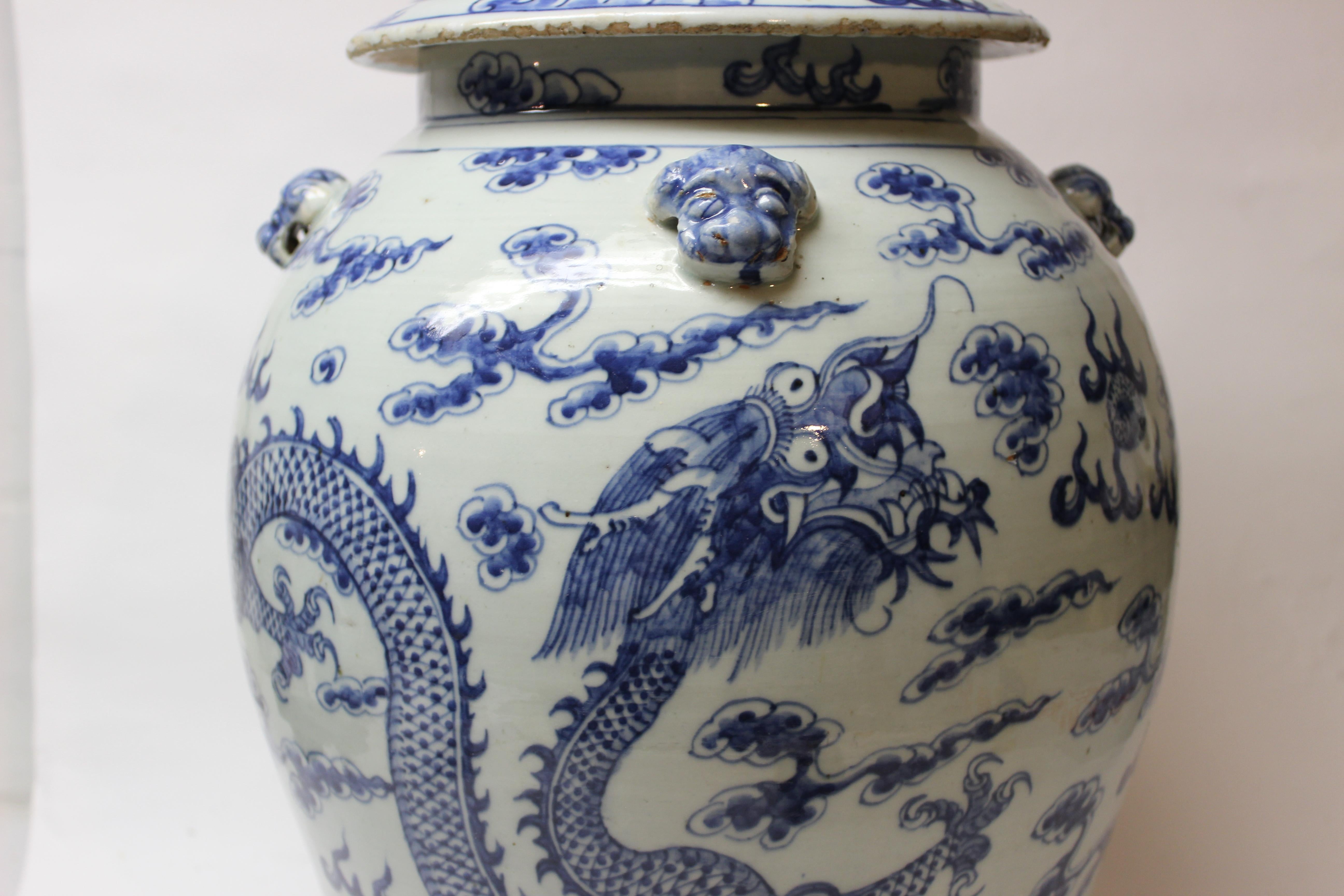 Large Chinese Blue and White Jar with Lid In Good Condition In East Hampton, NY