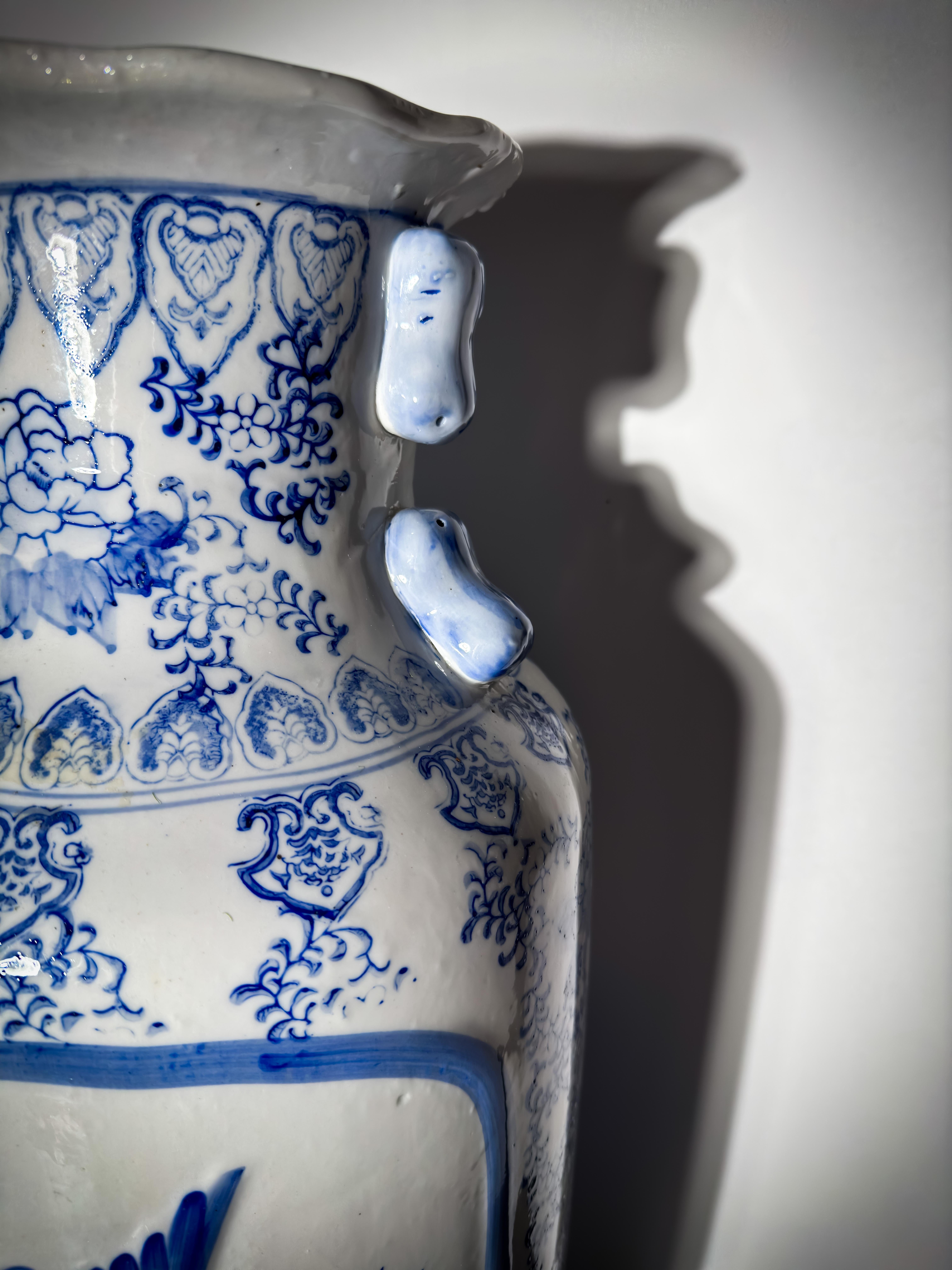 Un sorprendente vaso da terra in porcellana cinese in stile Kangxi, che si distingue per le sue dimensioni generose e la vivace decorazione dipinta a mano in blu cobalto. L'alta forma a rouleau - che misura 63 cm di altezza e 30 cm di diametro -