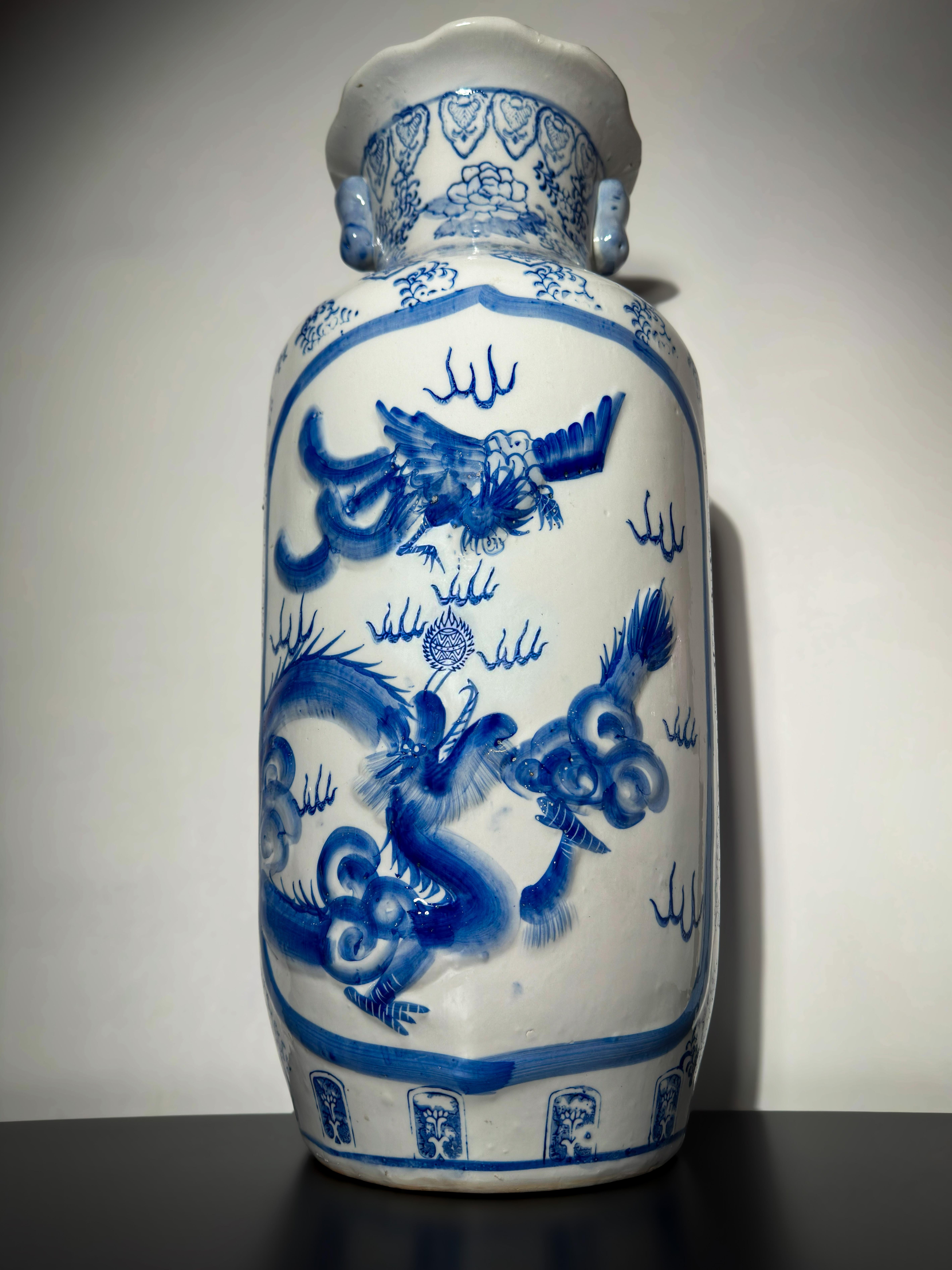 Qing Grande vaso da terra in porcellana cinese in stile Kangxi blu e bianco, manici di cane Foo in vendita
